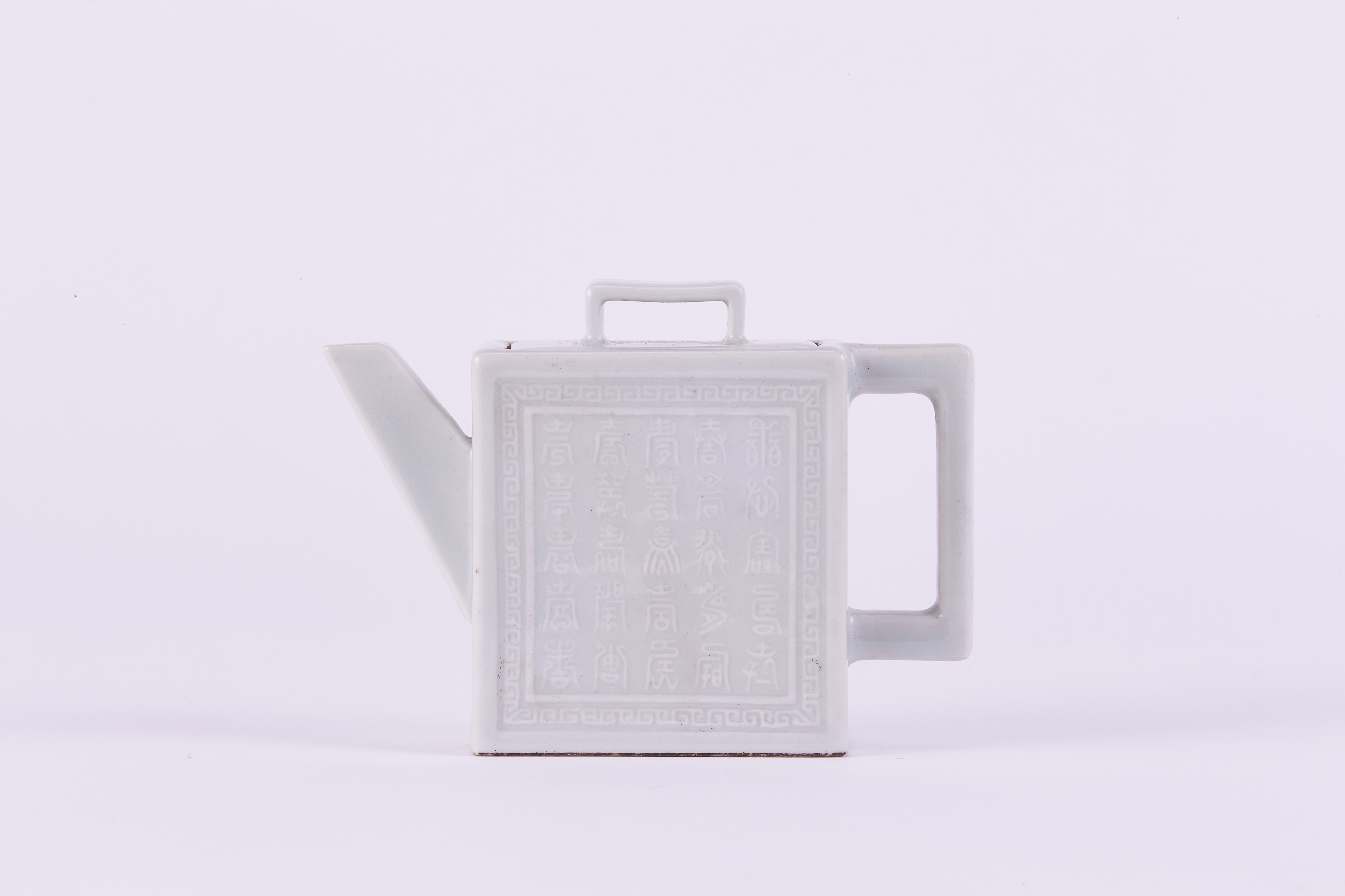 170440	「乾隆年製」款 白磁 浮雕 詩文紋 茶壺