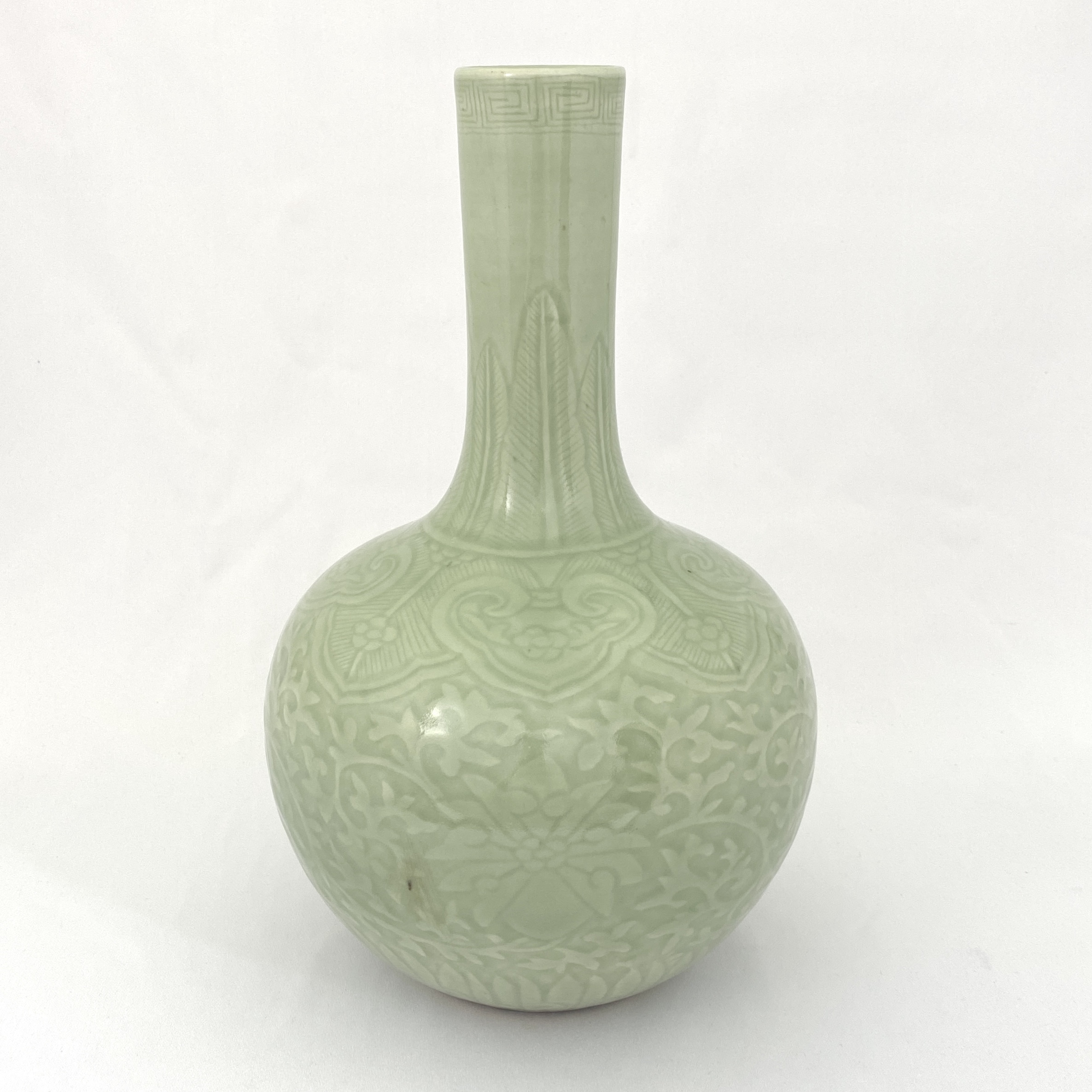 10200	清「大清雍正年製」款 粉青釉浮雕 纏枝蓮花紋 玉壺春瓶