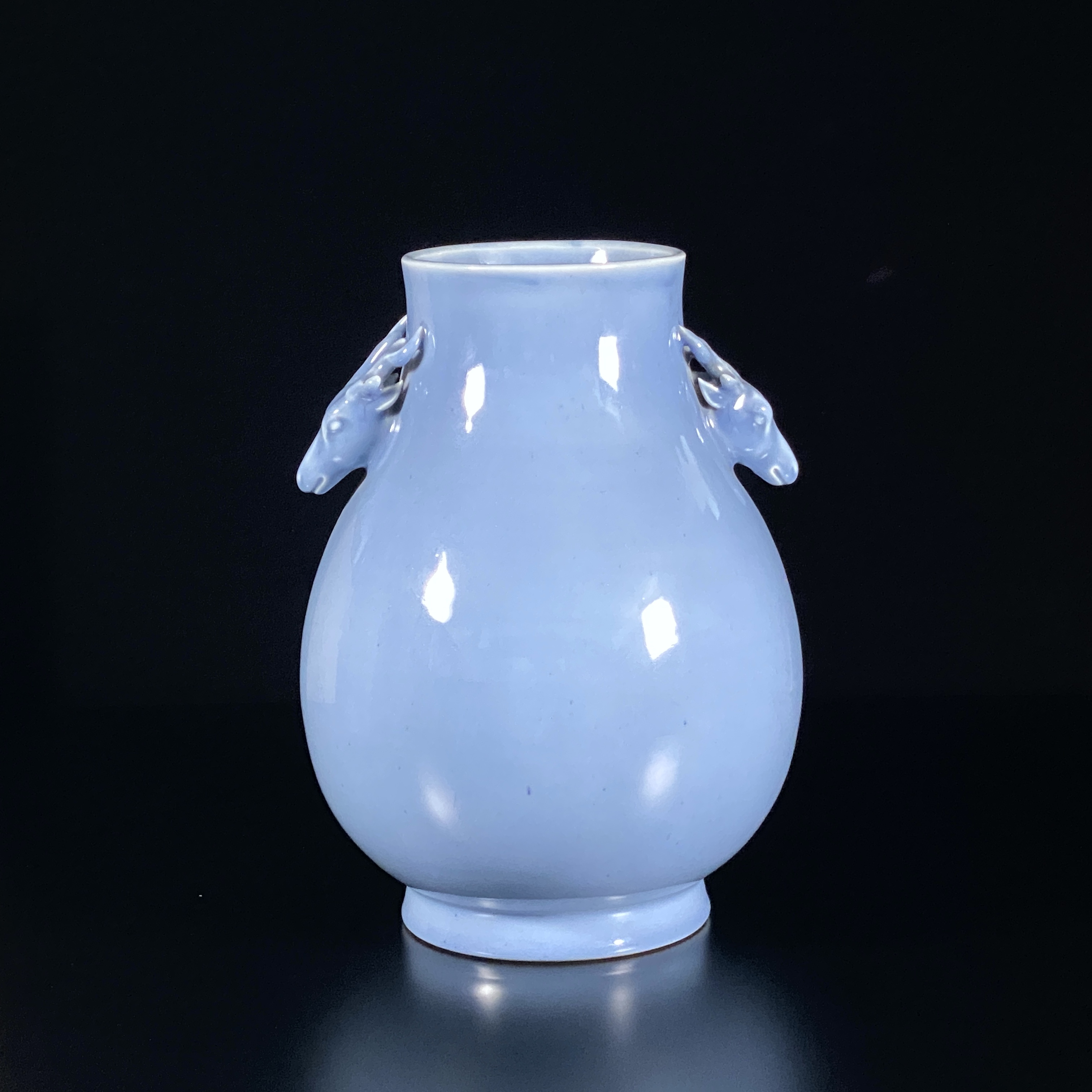 20121	「大清雍正年製」款 天藍釉 鹿耳瓶