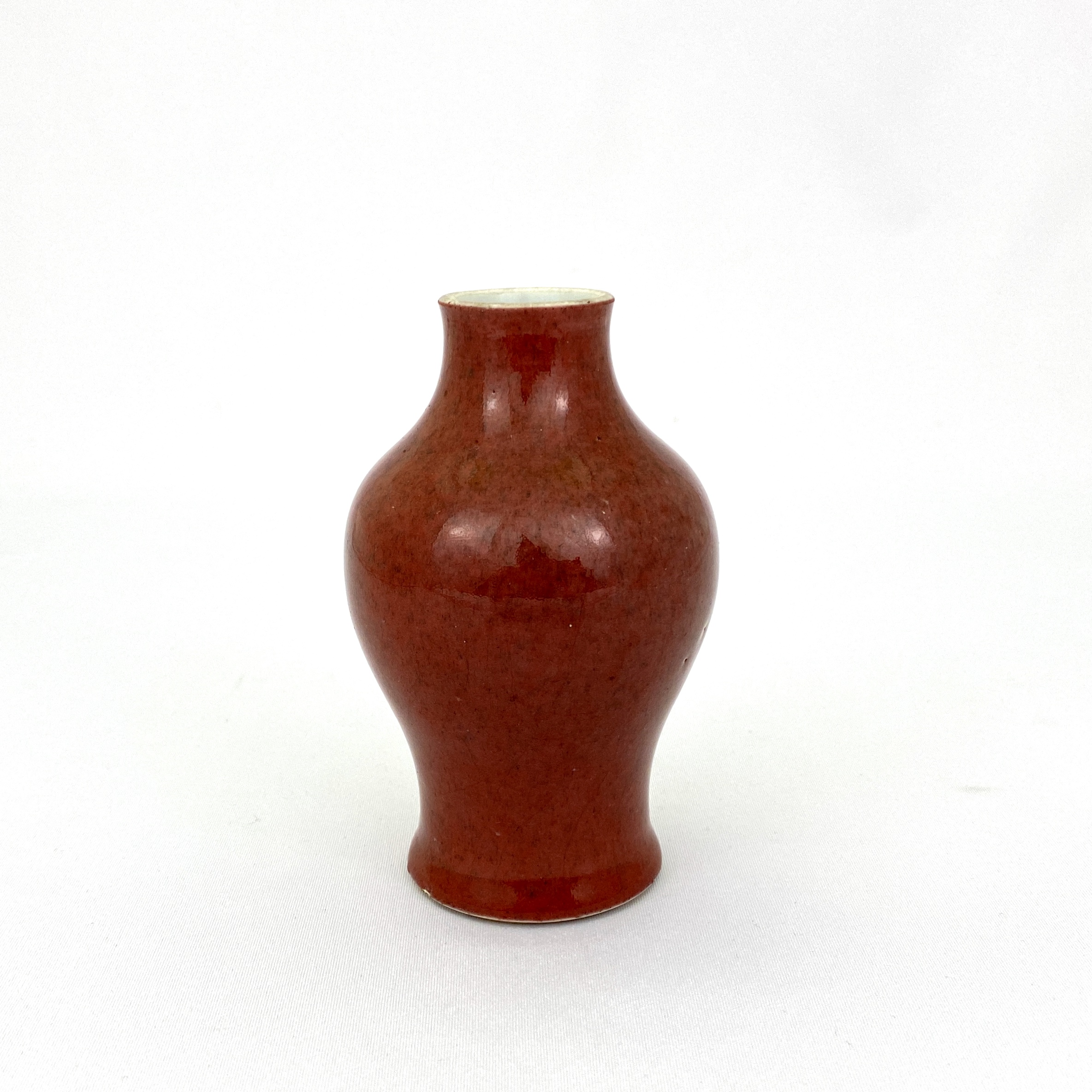 20122	「大清康煕年製」款 豇豆紅釉 瓶