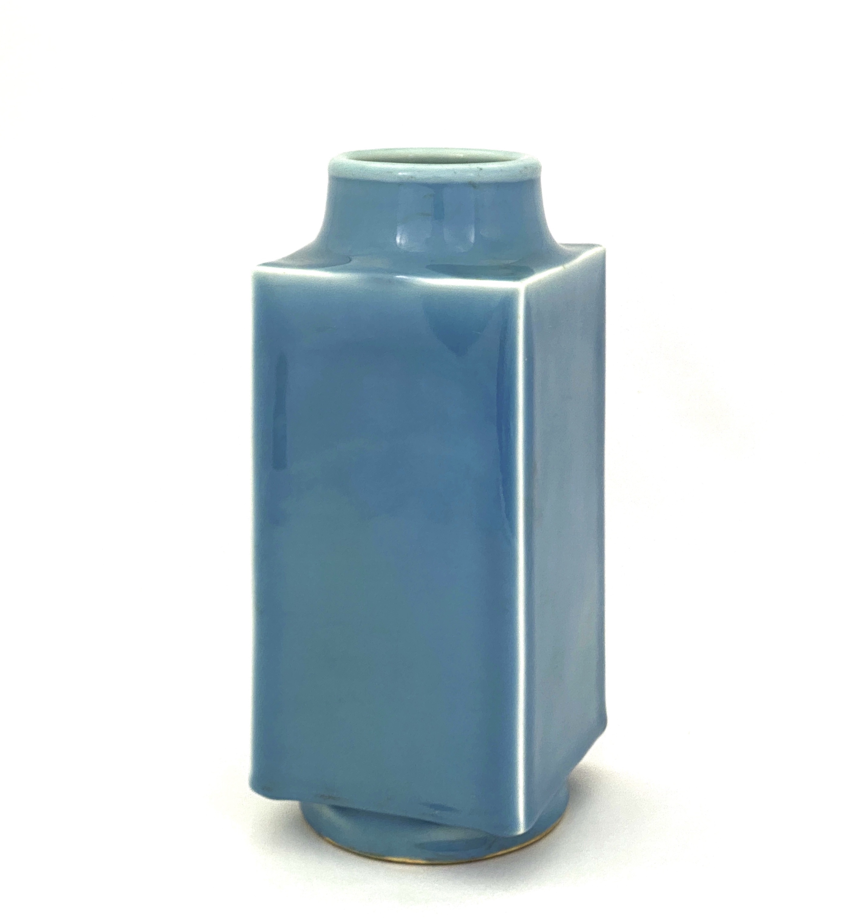20127	清「大清雍正年製」款 天藍釉 方瓶