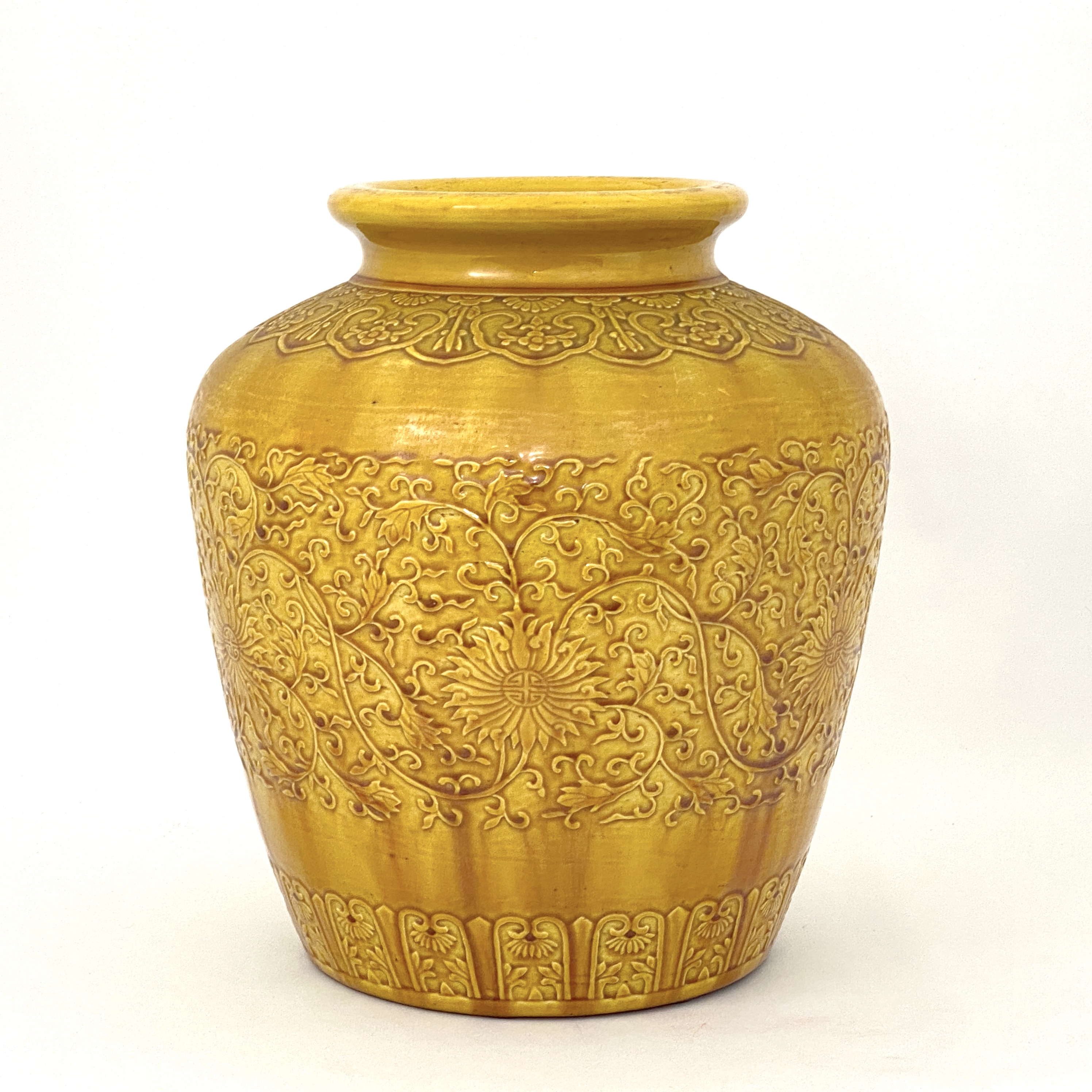 20399	「大清乾隆年製」款 黄釉浮雕 纏枝蓮花紋 瓶