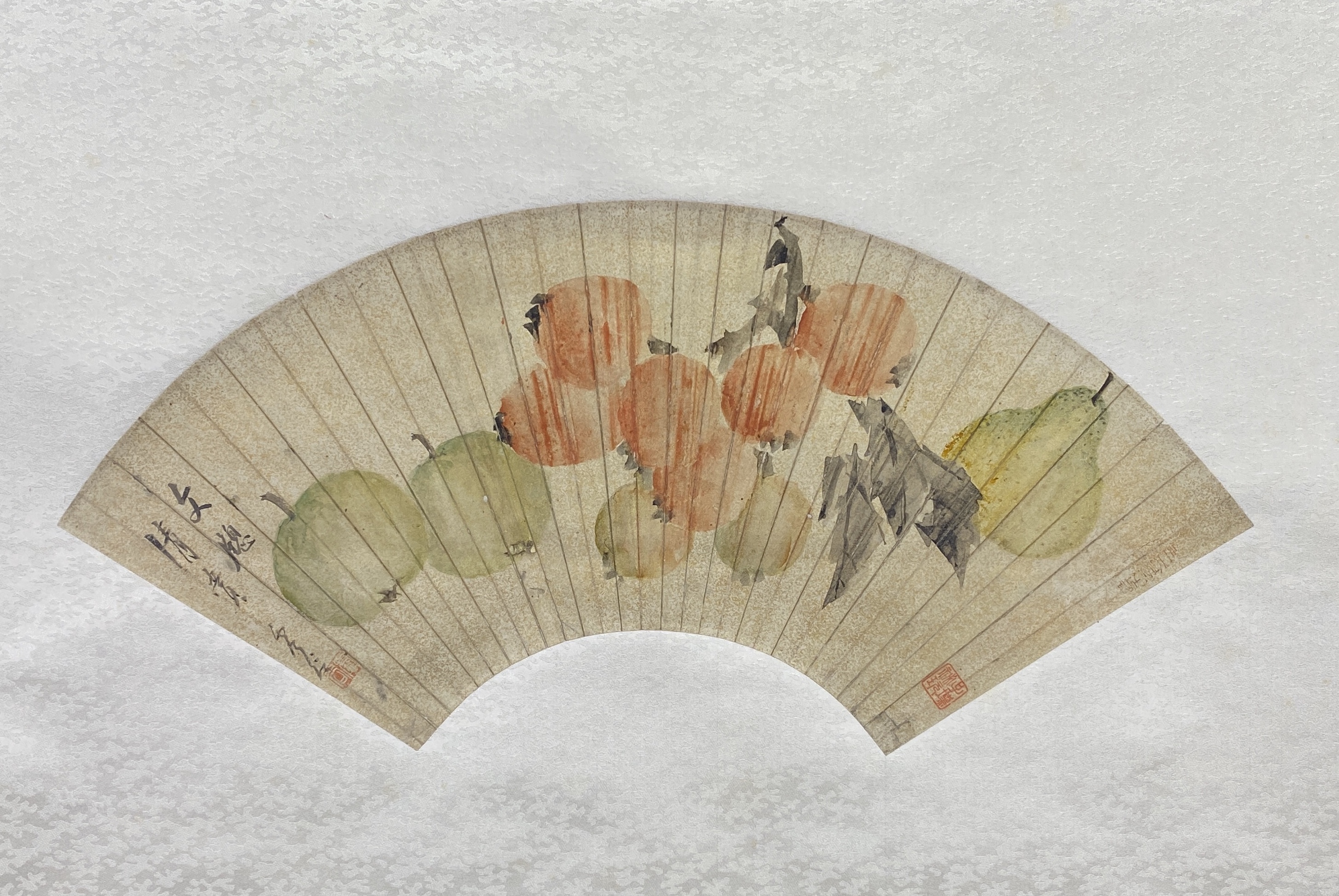 20532	「盧谷」画 水果図 扇面 軸	23×50.5cm