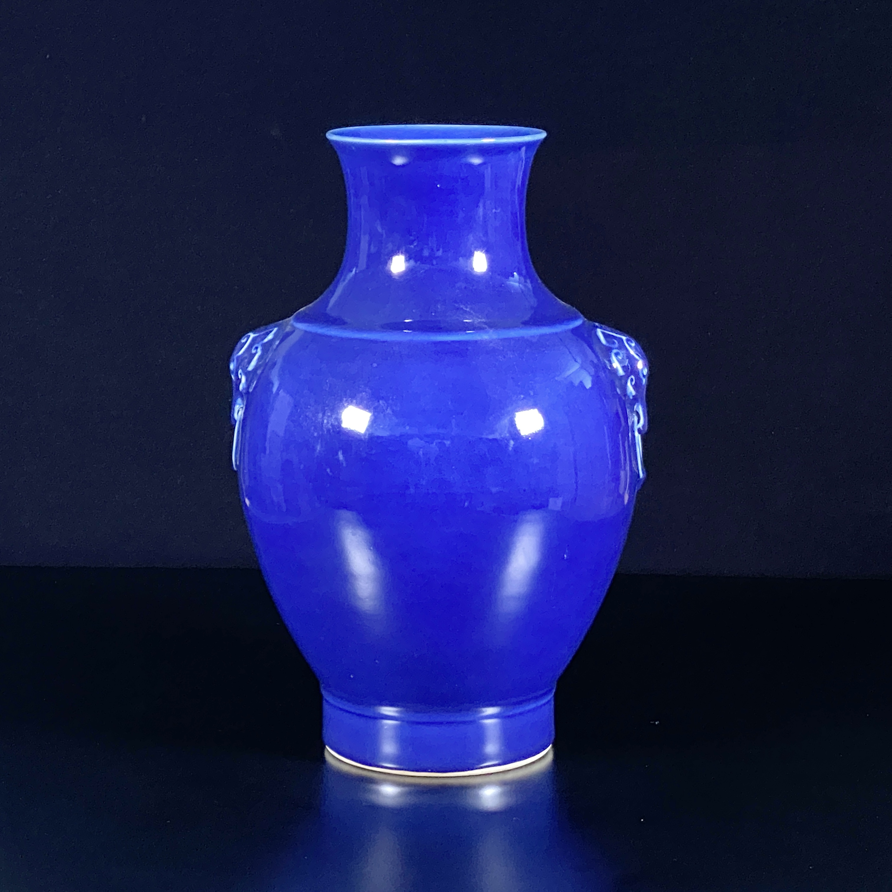 20091	清「大清乾隆年製」款 霽藍釉 獣耳瓶