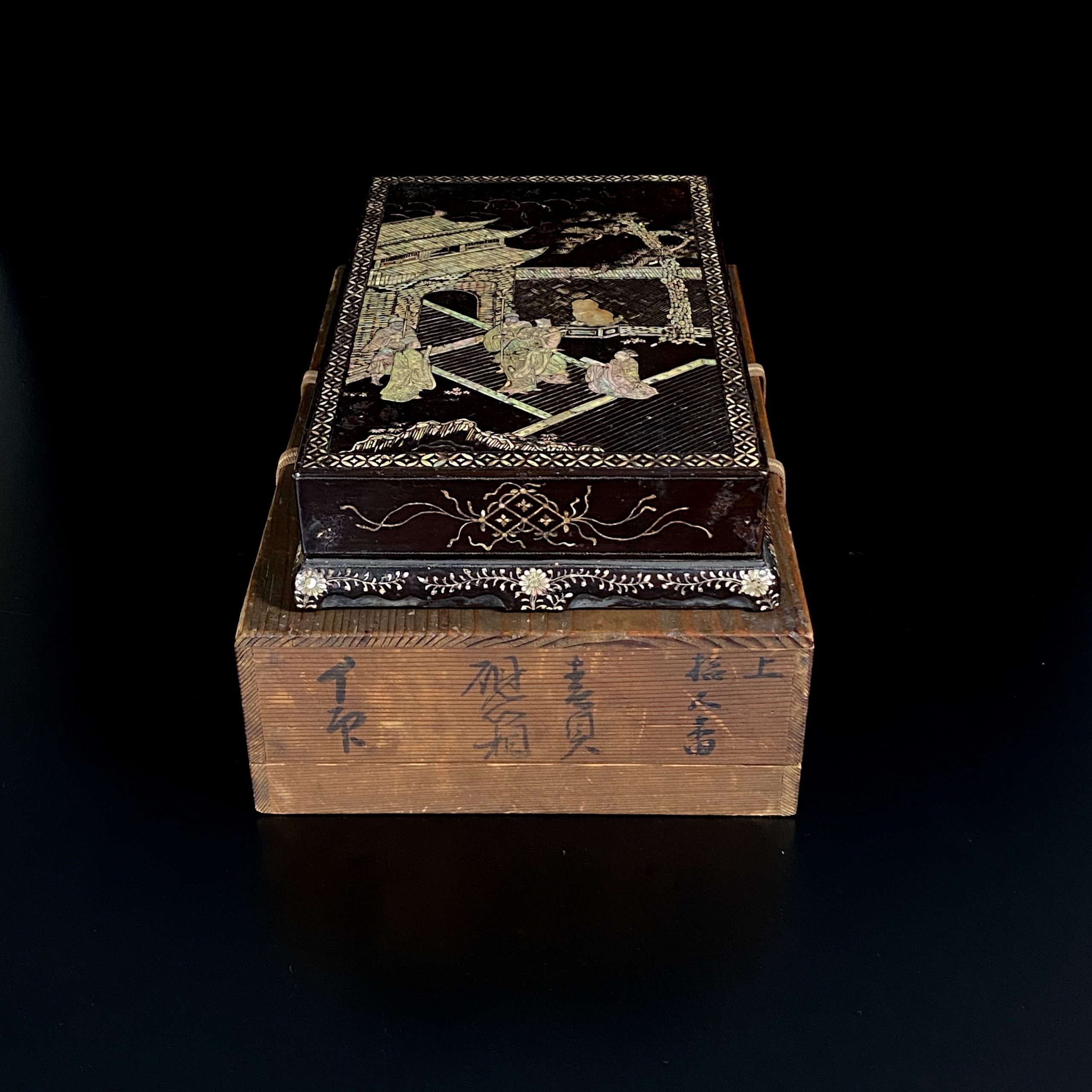 30401	明 黒漆嵌螺鈿 楼閣人物紋 蓋盒