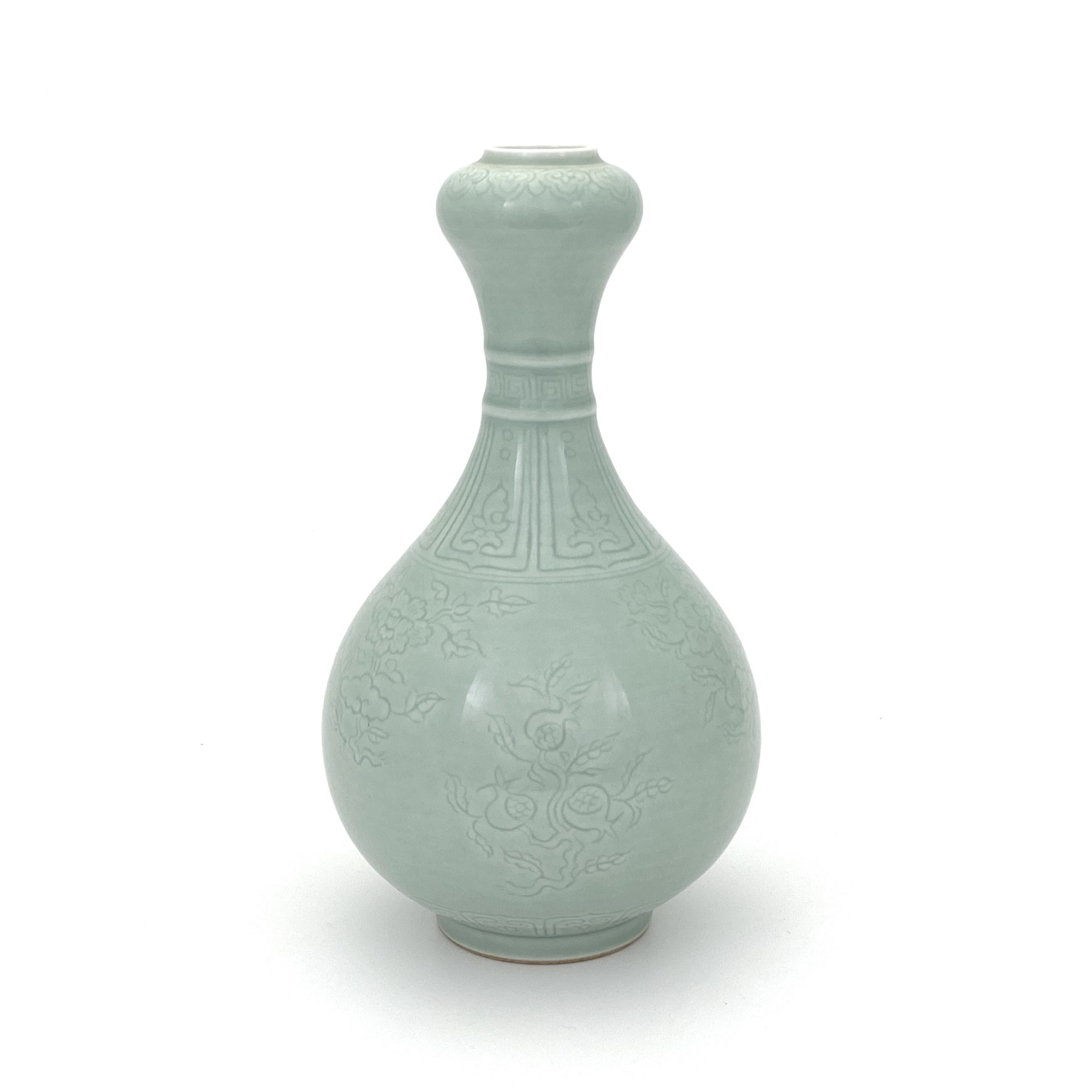 30439	清「大清康煕年製」款 粉青釉 刻花紋 瓶
