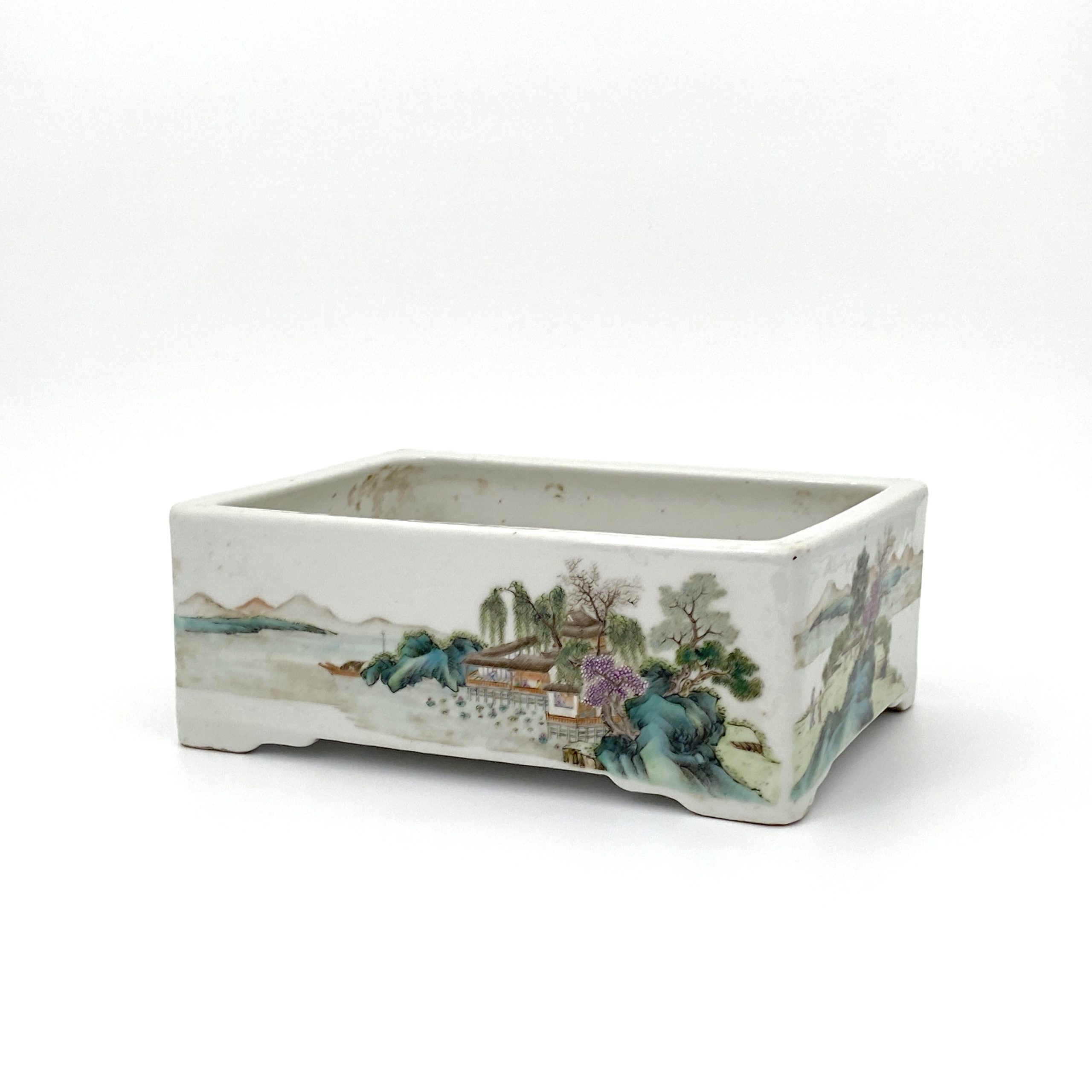30050	「乾隆年製」款 粉彩 山水紋 蘭鉢