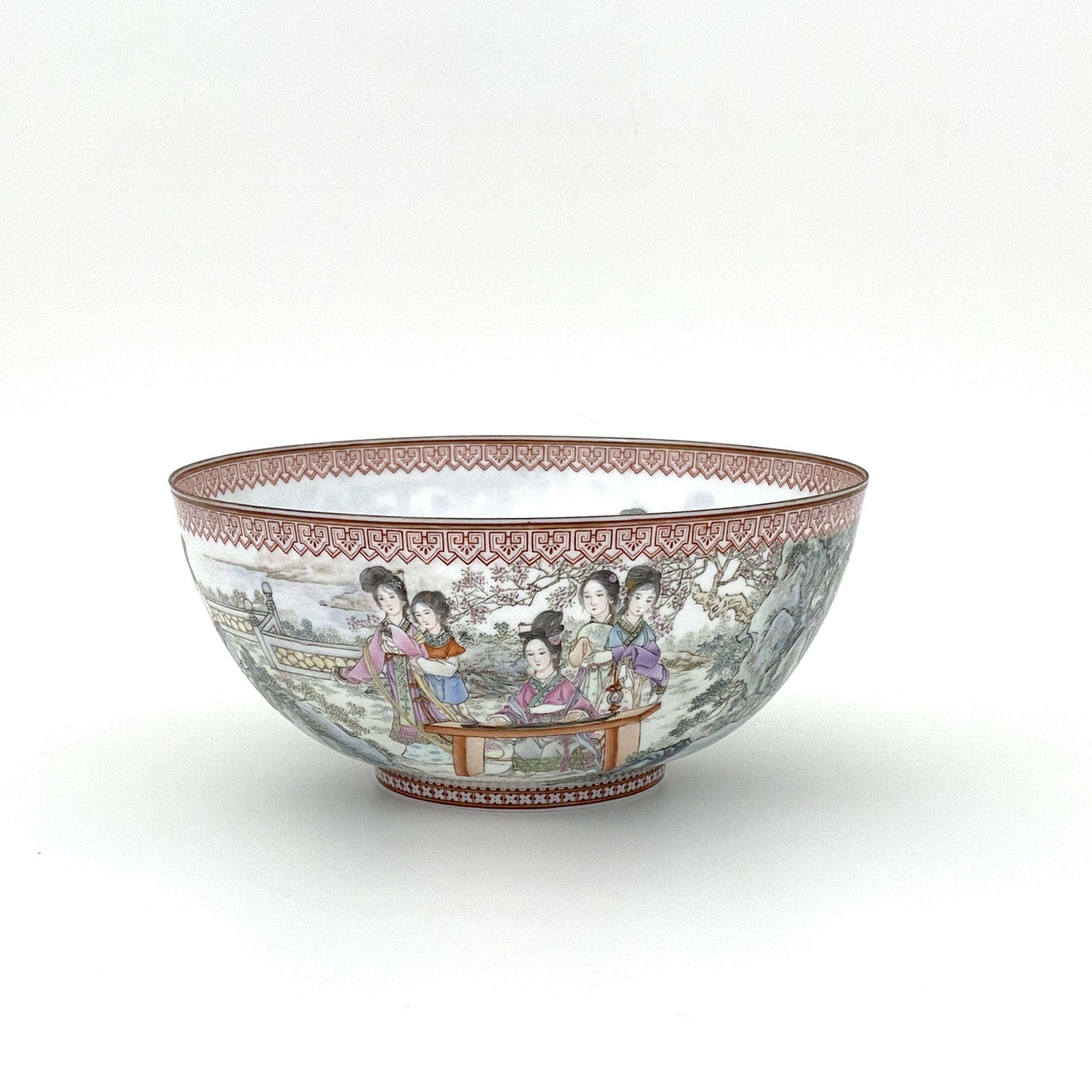 30052	「乾隆年製」款 粉彩 仕女紋 碗