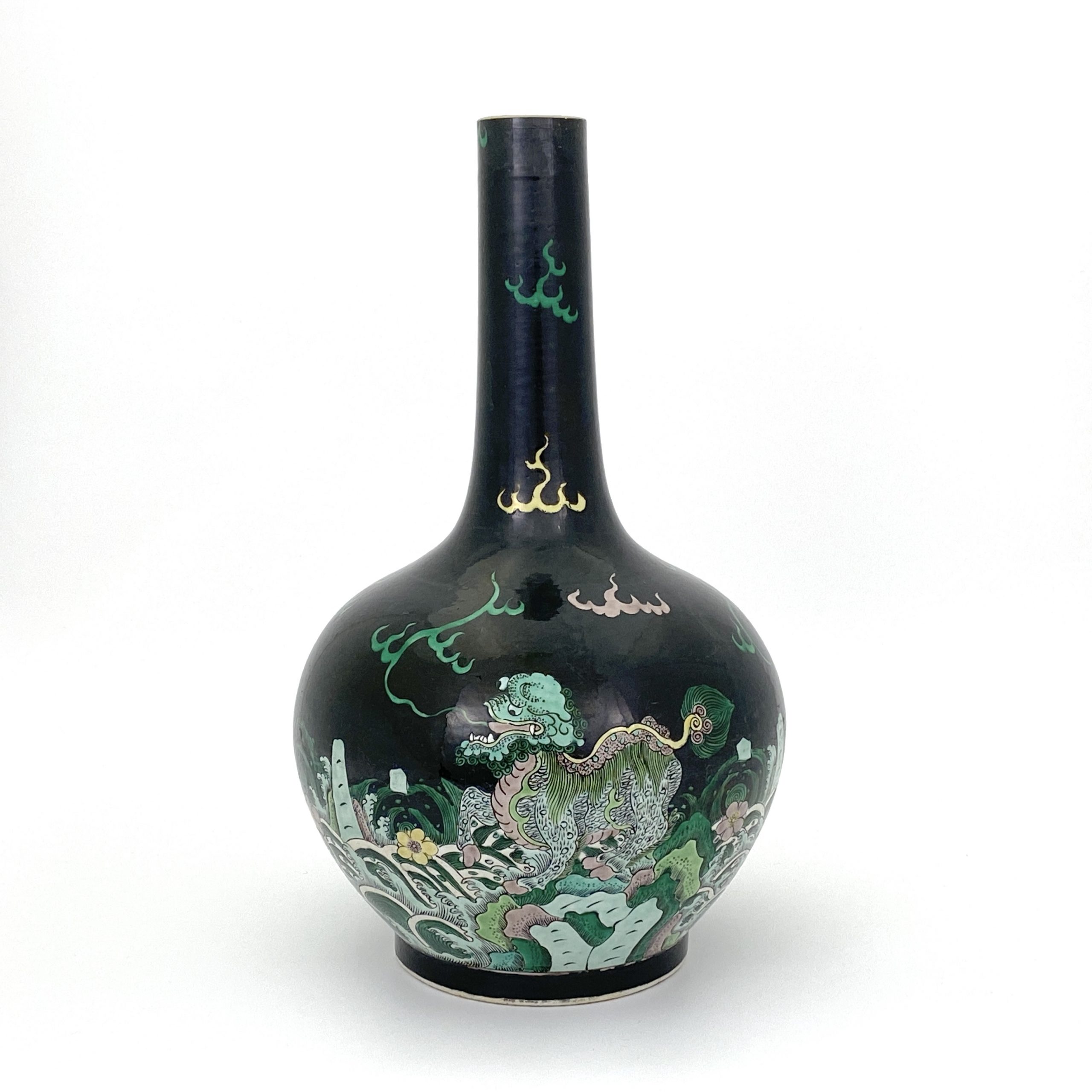 20149	「大清康煕年製」款 黒釉三彩 麒麟紋 天球瓶