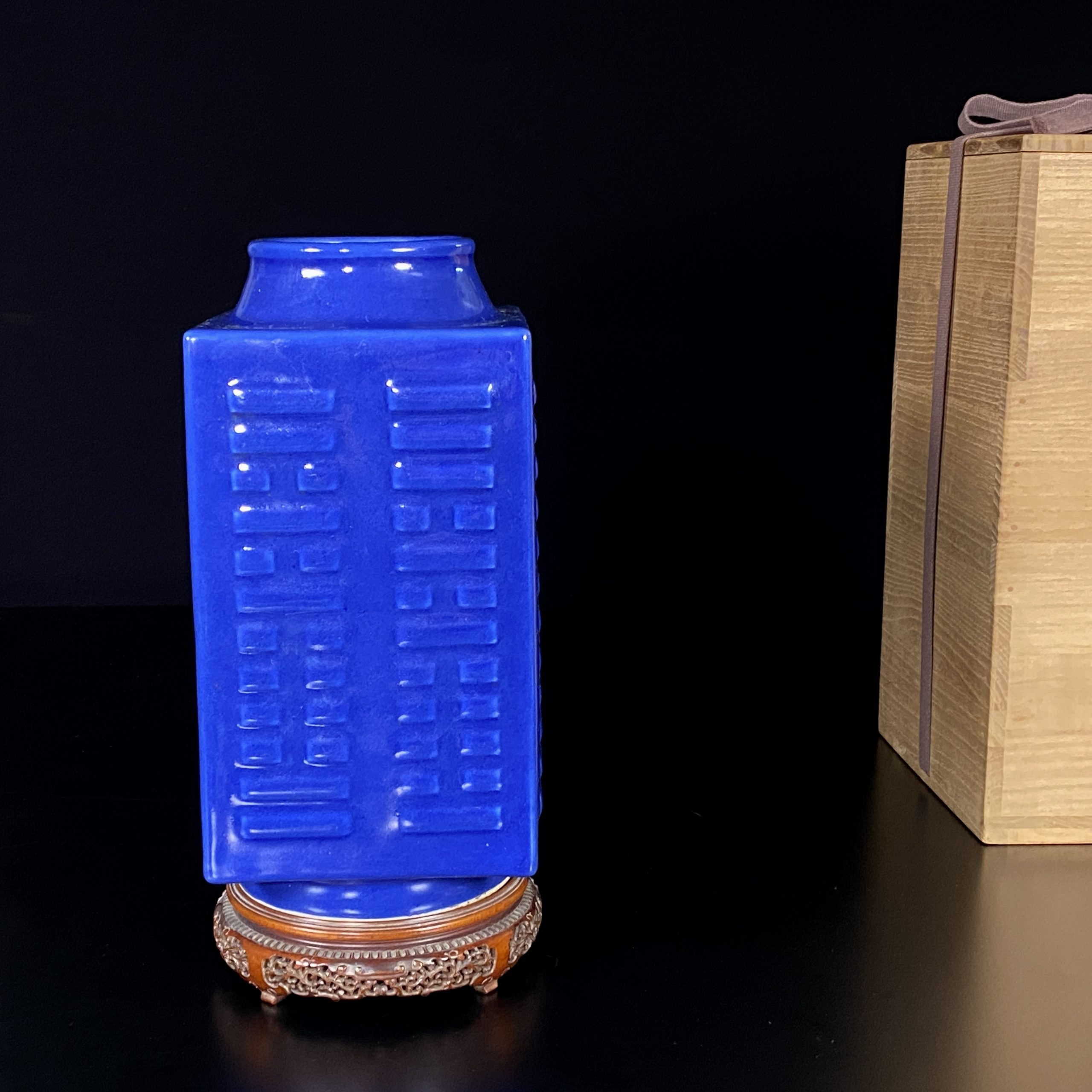 20301	清「大清雍正年製」款 天藍釉 八卦琮式 瓶