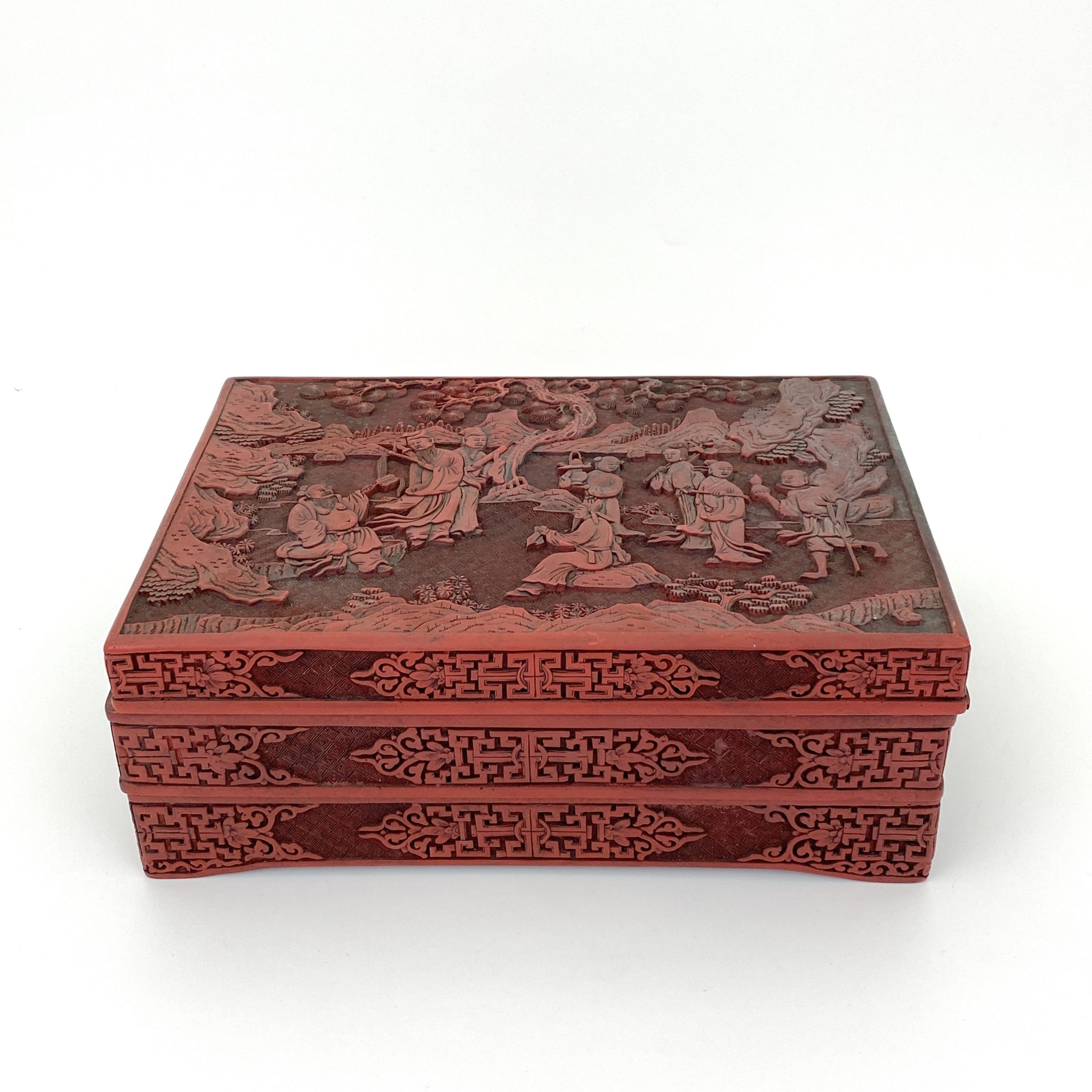 20503	「大清乾隆年製」款 剔紅雕 人物紋 二截盒