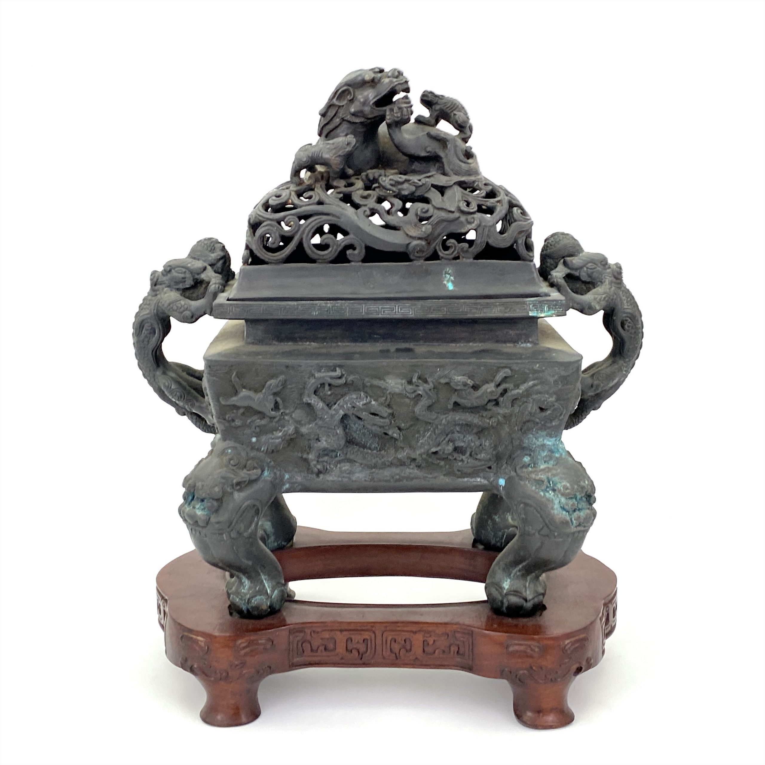 21440	清十七 /十八世紀「大明宣徳年製」款 銅 龍紋 獅鈕 方爐