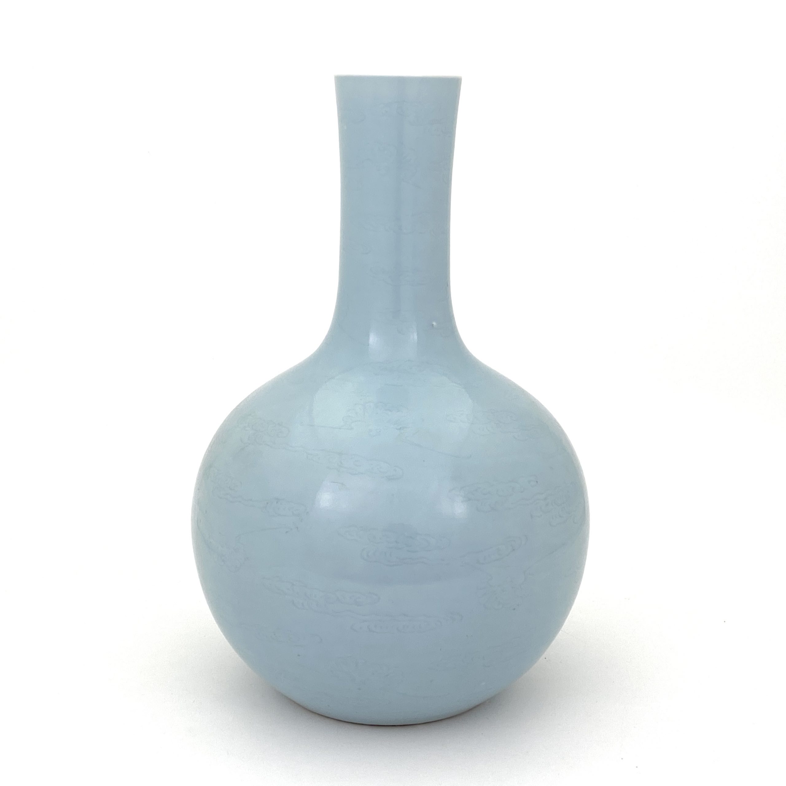 21085	清「大清雍正年製」款 冬青釉 刻雲紋 天球瓶