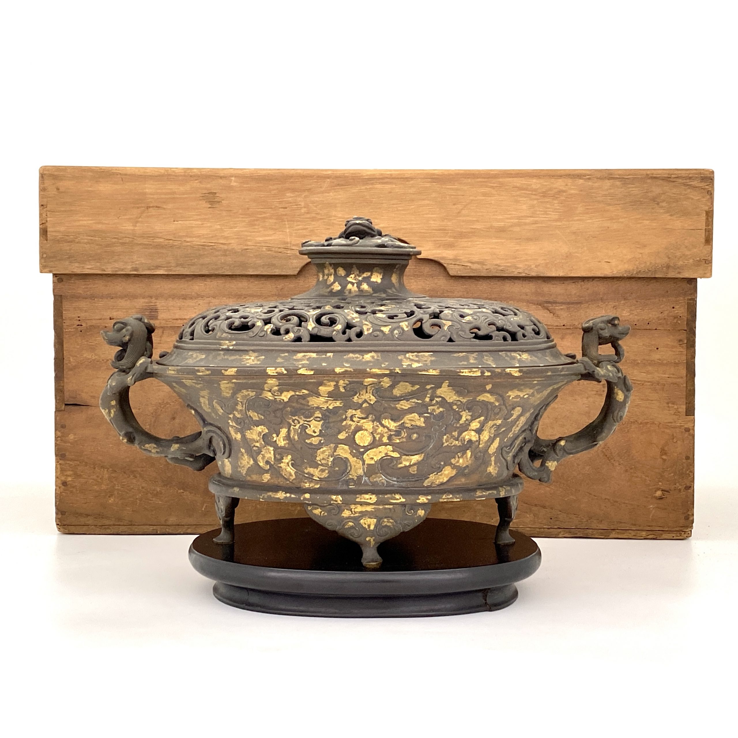23016	清十七世紀「大明宣徳年製」款 銅點金 龍耳蓋爐