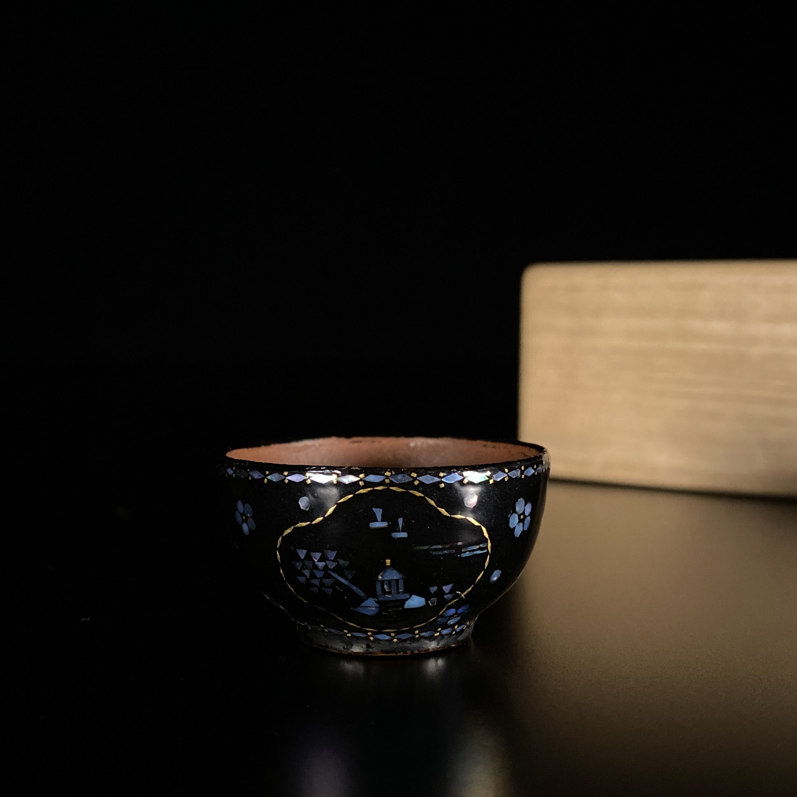 23306	清「千里」款 黒漆嵌螺鈿 花紋 杯