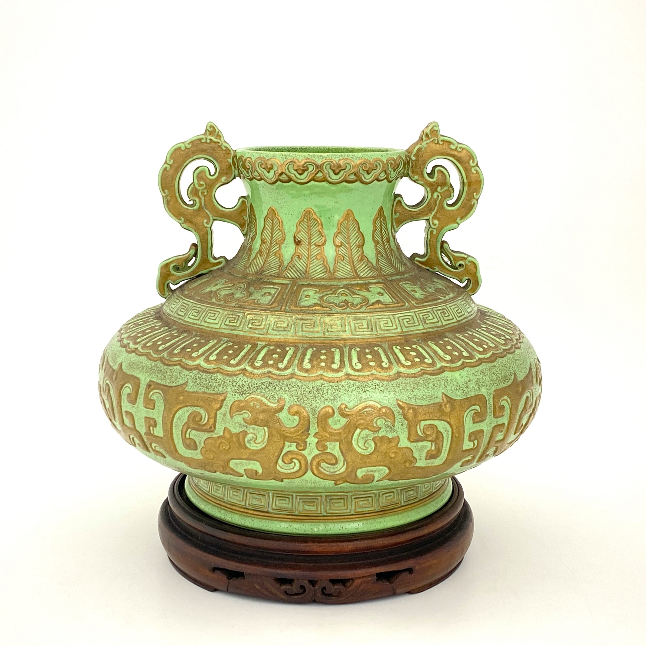 24030	「大清乾隆年製」款 松石緑地金彩 饕餮紋 雙耳瓶