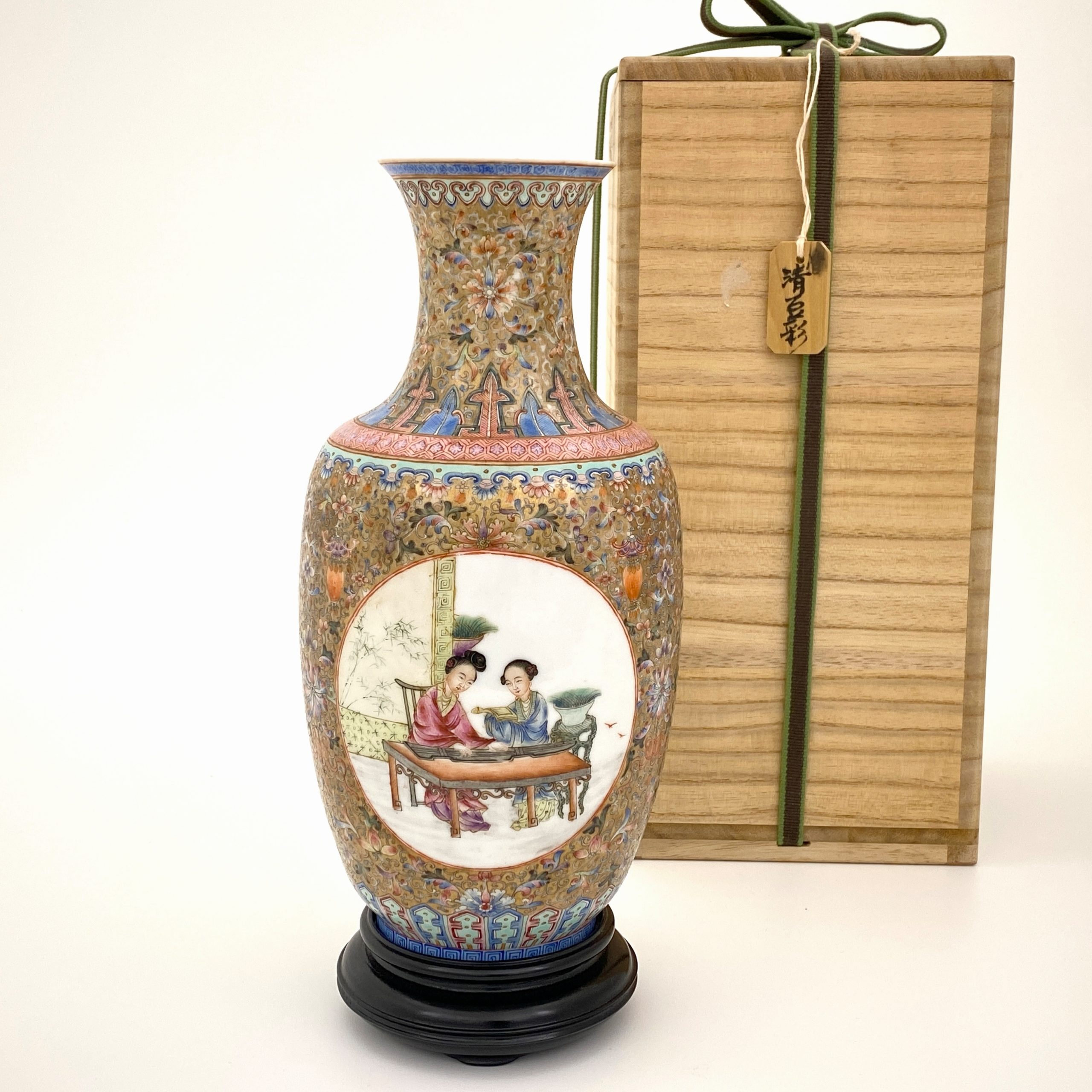 24328	清末「大清乾隆年製」款 粉彩 百華女人紋 瓶