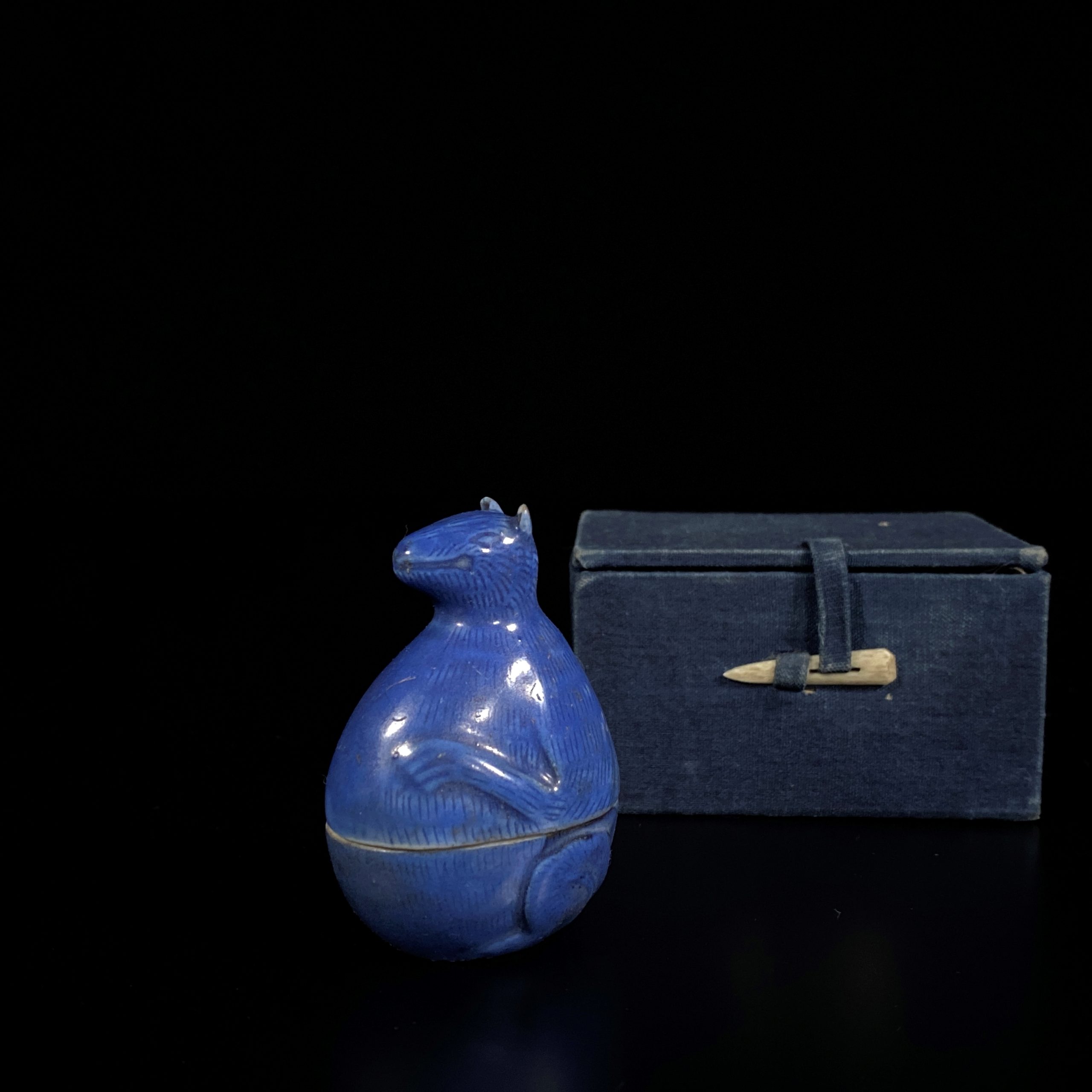 24053	清「乾隆年製」款 霽藍釉 松鼠形 蓋盒