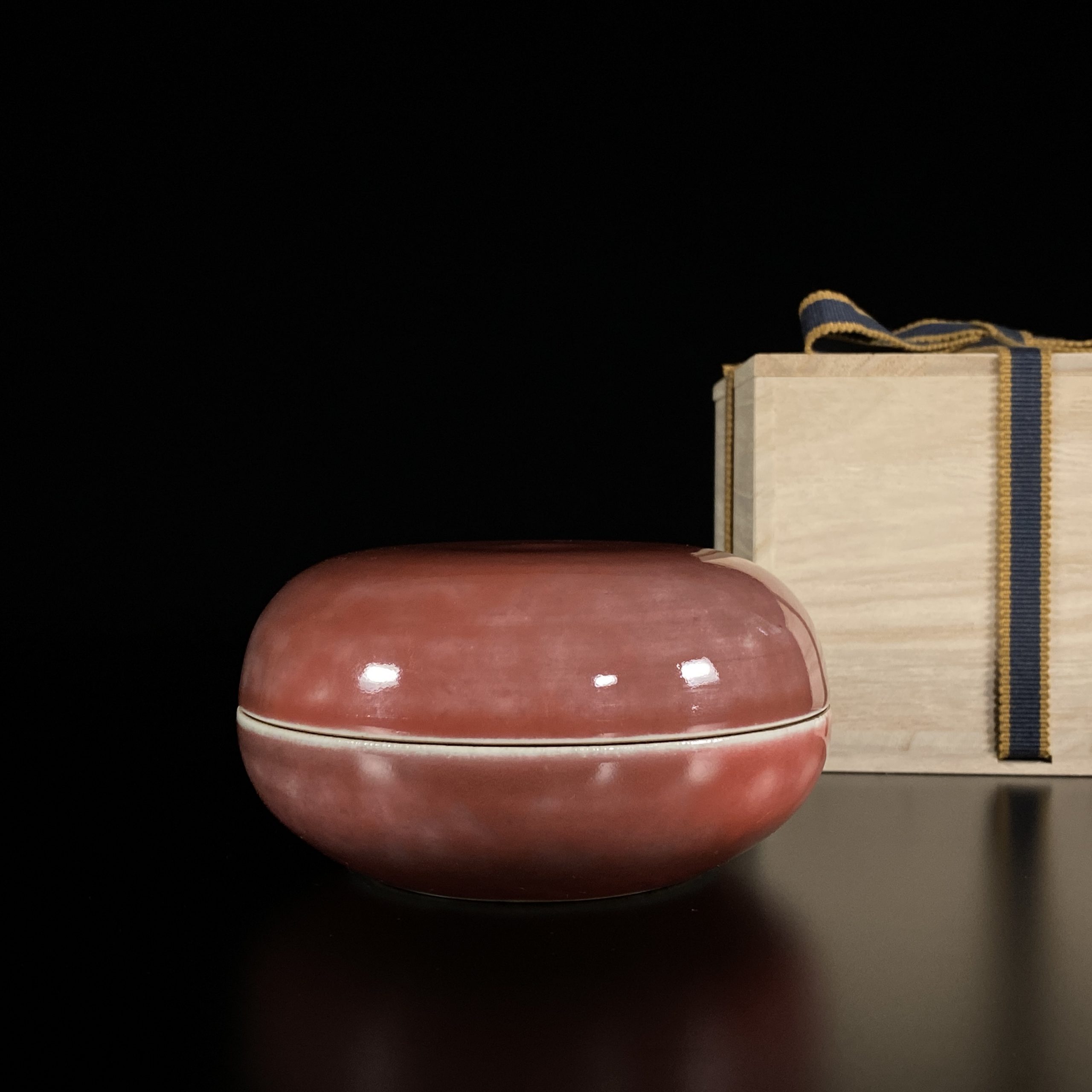 24534	「大清康煕年製」款 豇豆紅釉 蓋盒