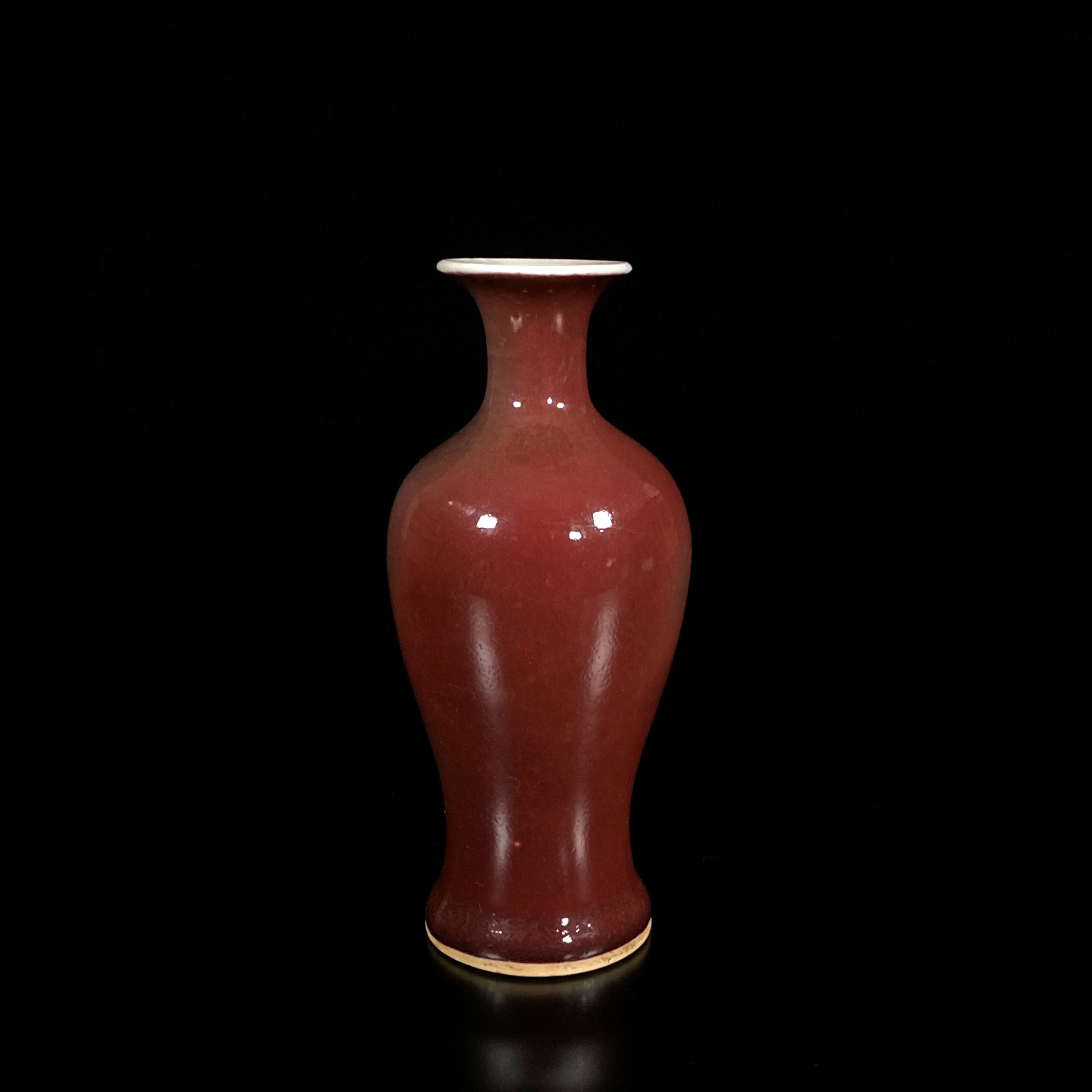 24070	清「宣徳年製」款 豇豆紅釉 瓶