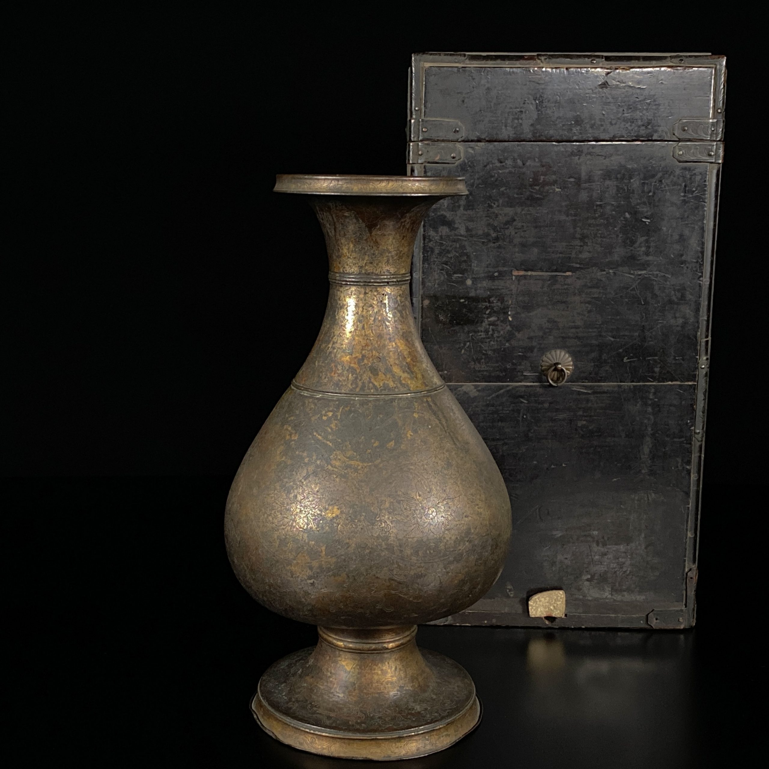 25013	明早期 銅鎏金 刻蓮花紋 盤口瓶 2240g