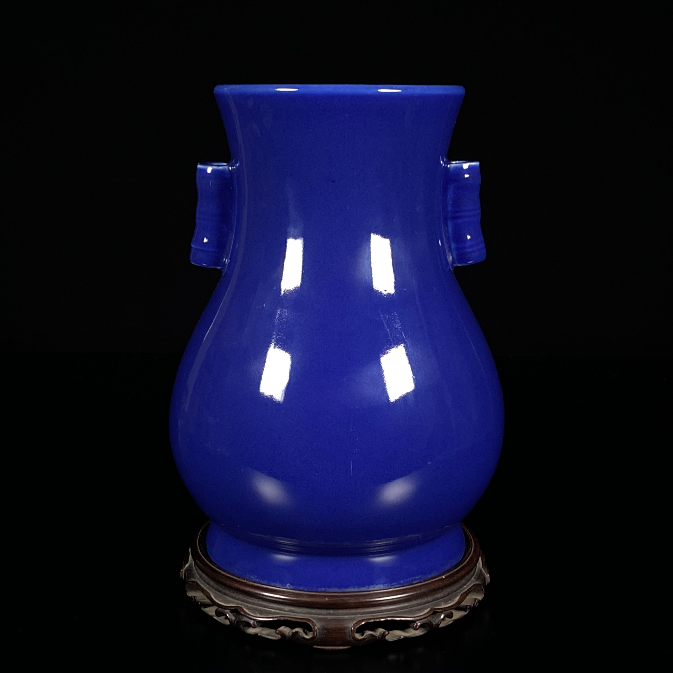 25276	清「大清雍正年製」款 霽藍釉 貫耳瓶