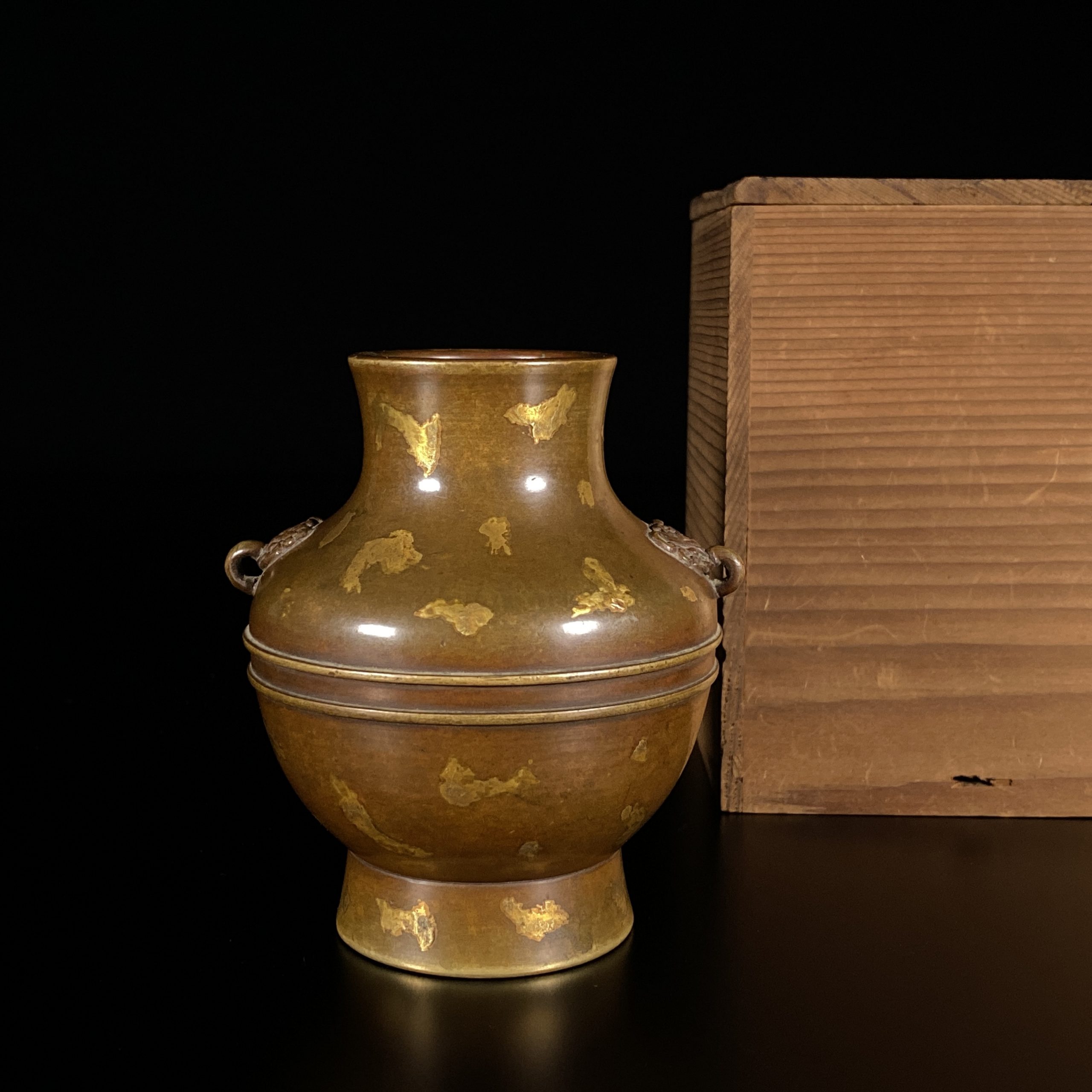25299	清中期「大明宣徳年製」款 銅點金 獅子耳瓶