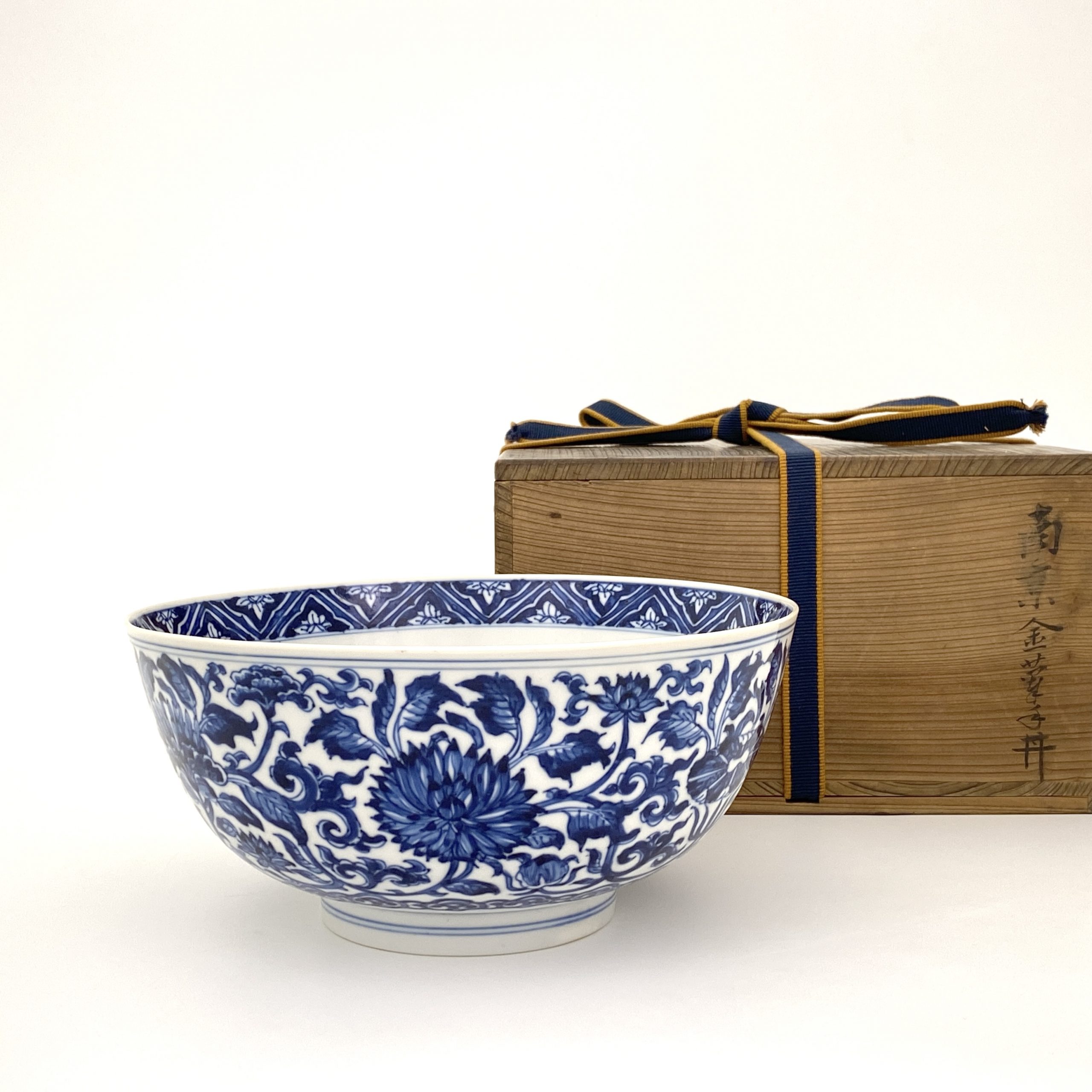 25043	清康煕「大明宣徳年製」款 青花 蓮花図 碗