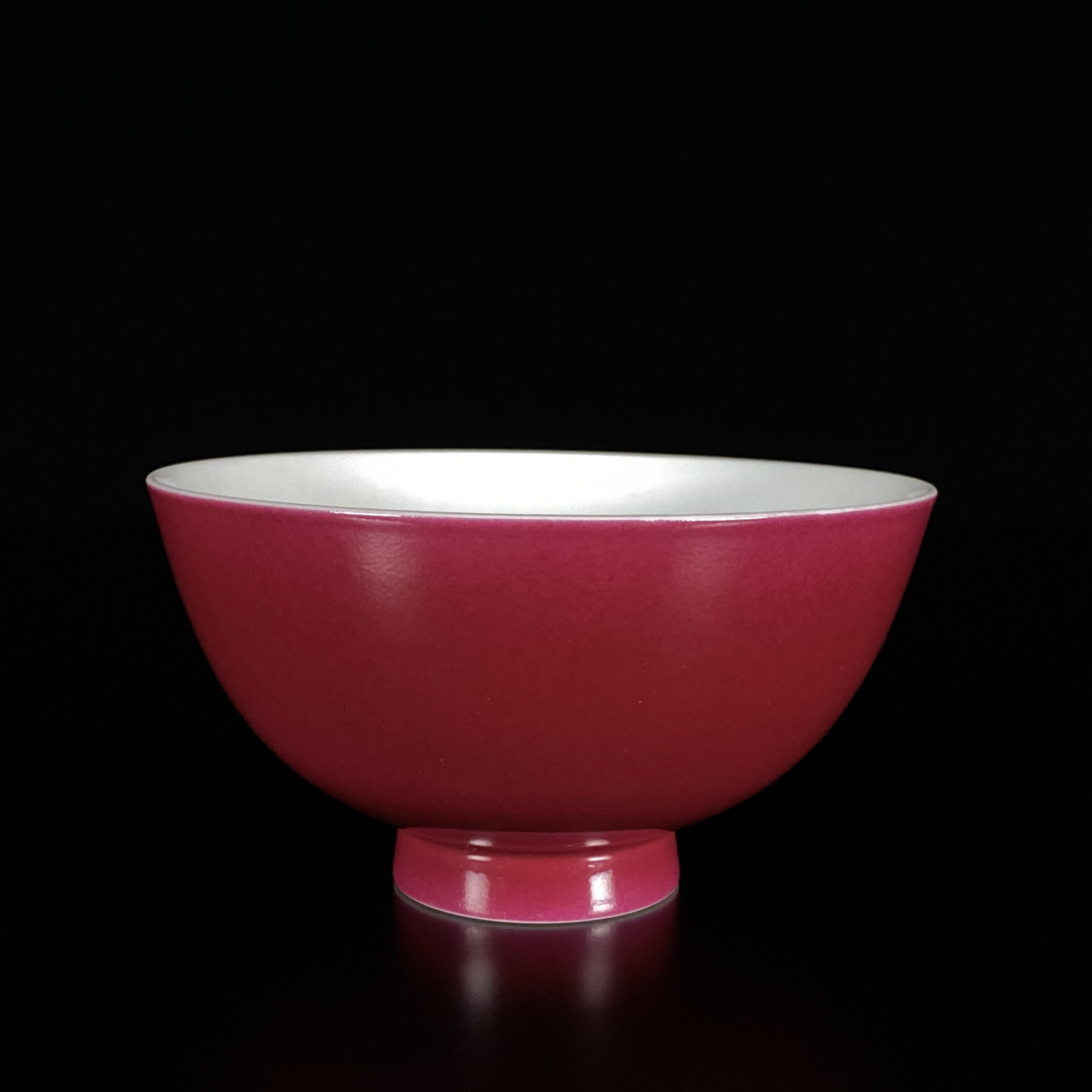 25070	清「大清乾隆年製」款 胭脂紅釉 碗