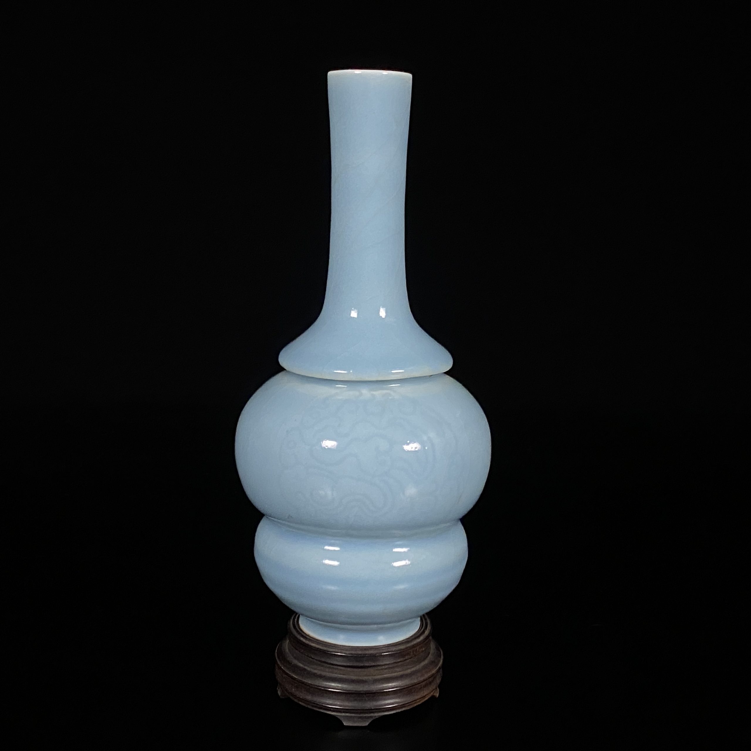 26277	清「大清康煕年製」款 天藍釉 刻蟠龍紋 瓶