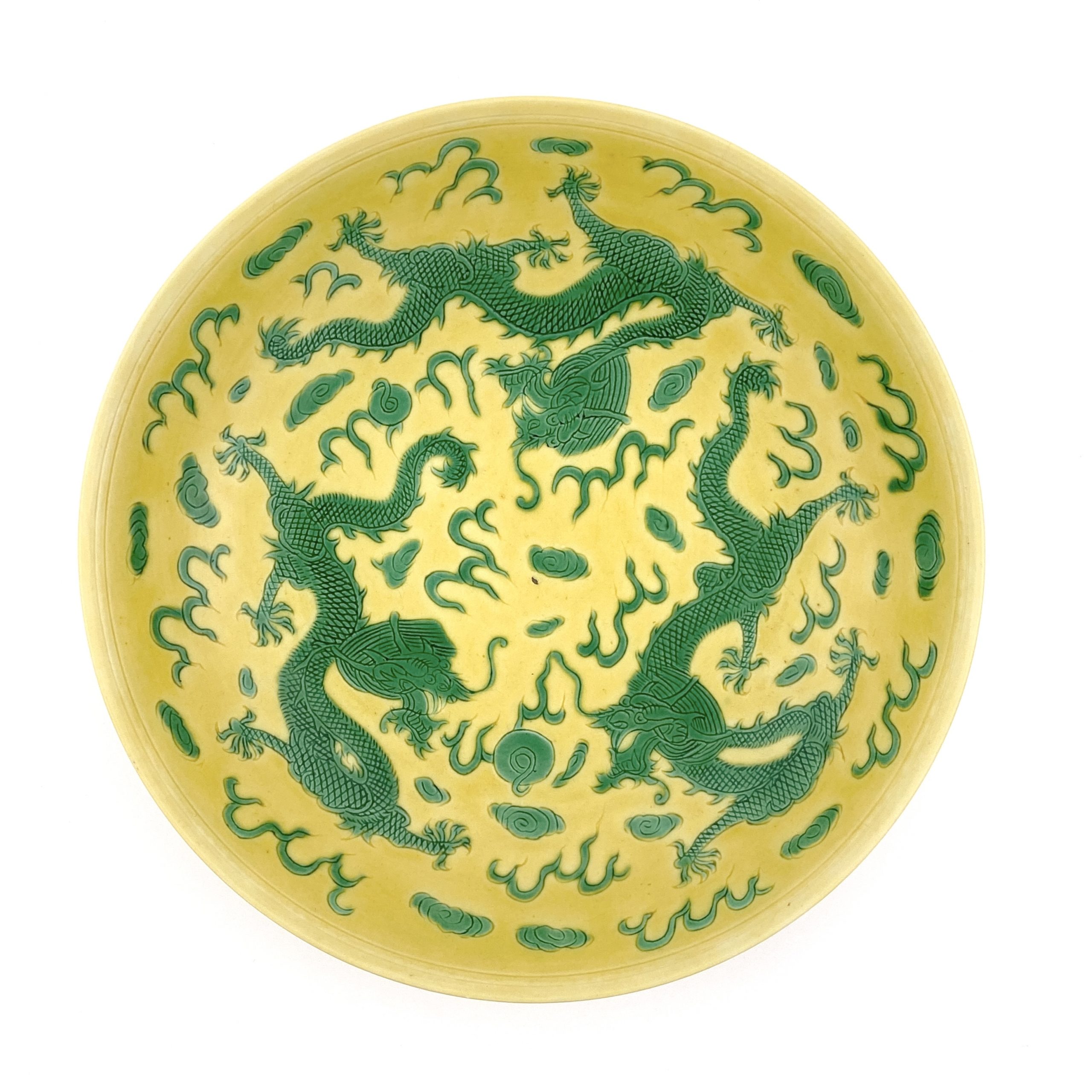 26506	「大清康煕年製」款 黄地緑彩 龍紋 盤