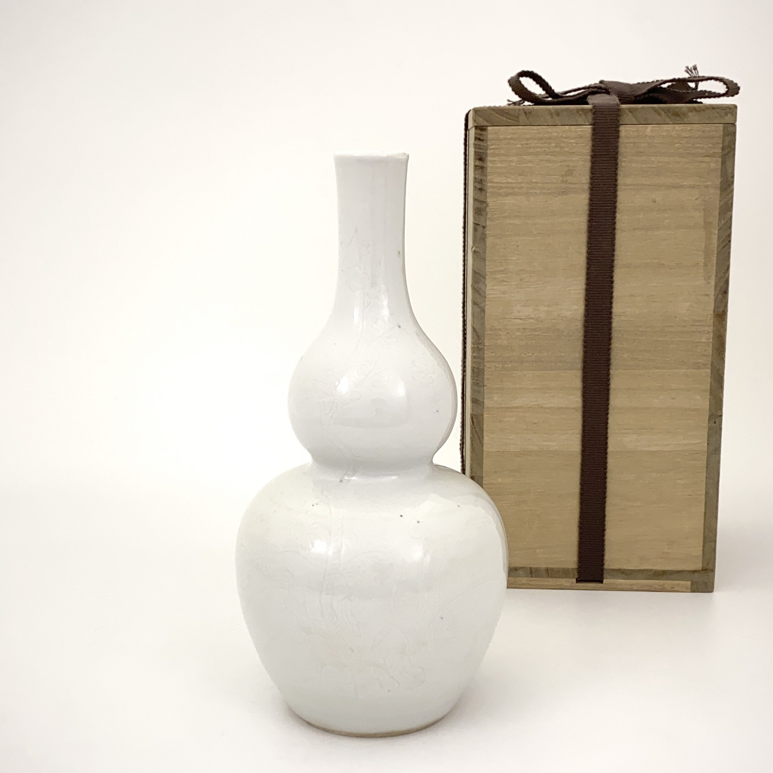 26053	清十七世紀 白釉 岩花紋 葫蘆瓶