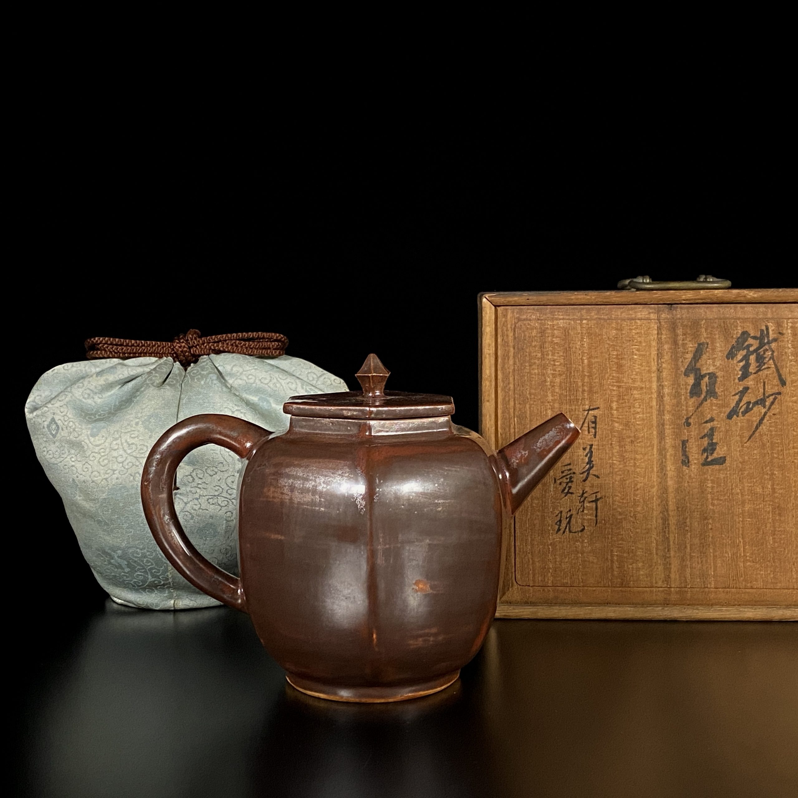 27086	清「大清乾隆年製」款 鉄砂釉 茶壺