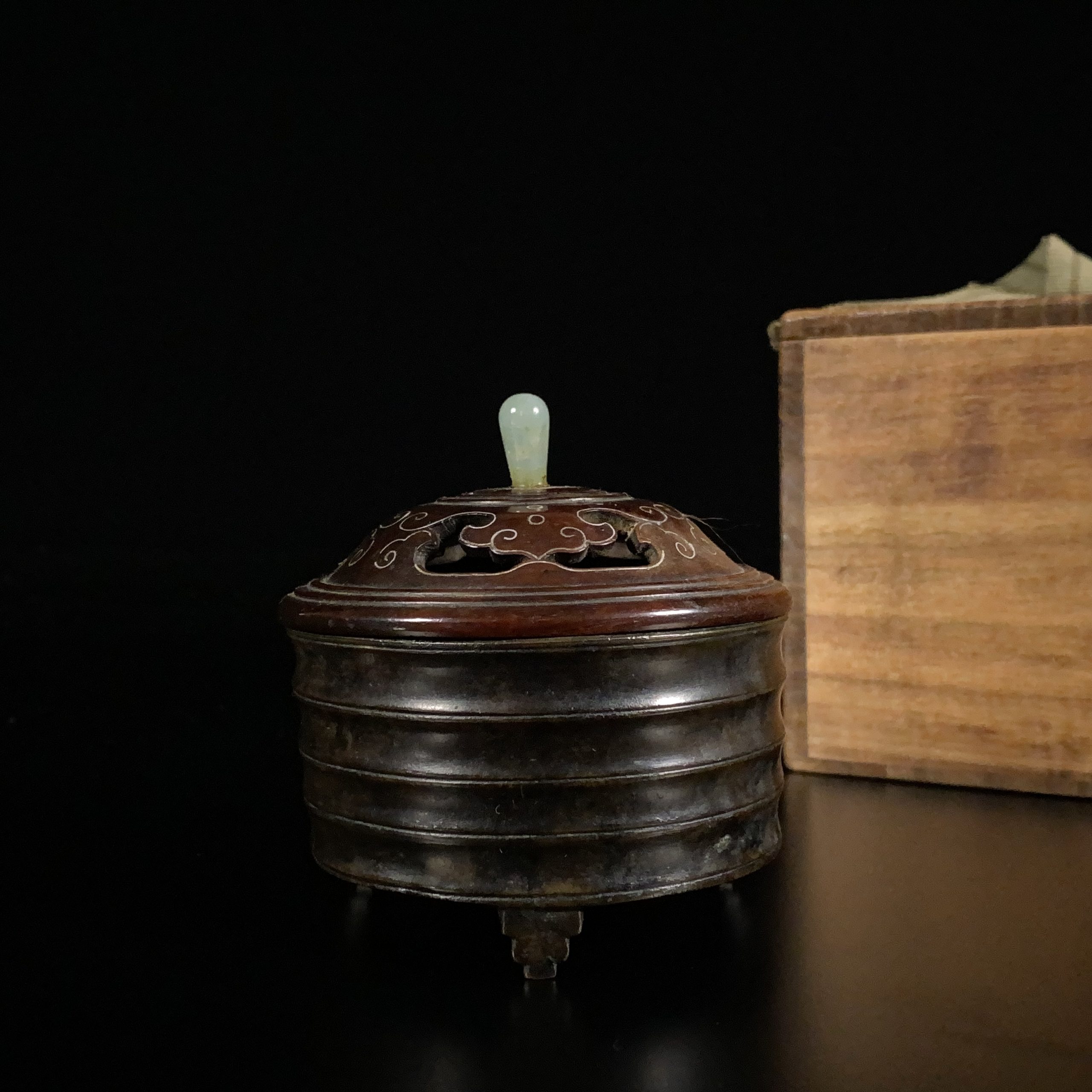 30116	明「大明宣徳年製」款 銅 弦紋 三足爐