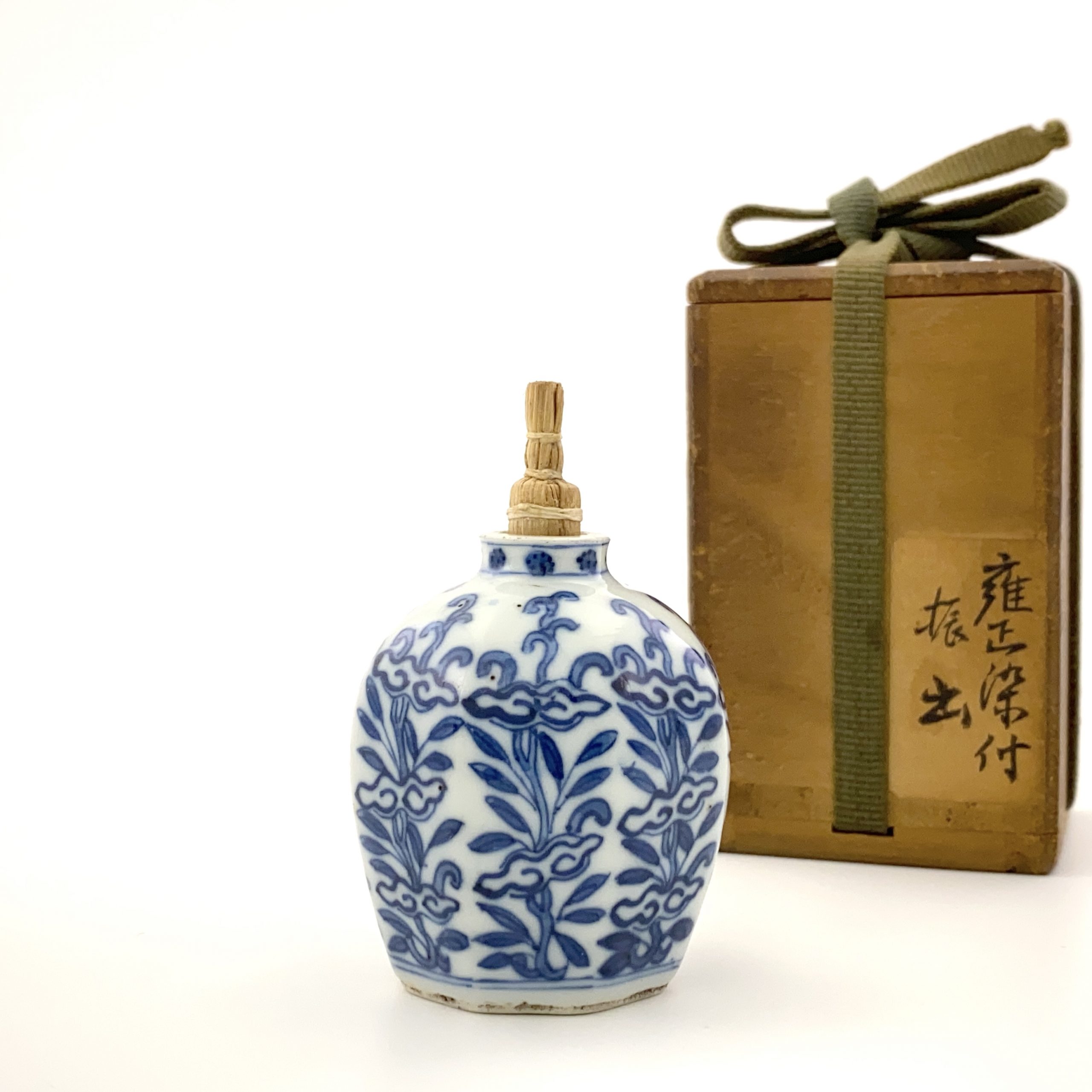 30260	清「大清雍正年製」款 青花 花図 八角小瓶