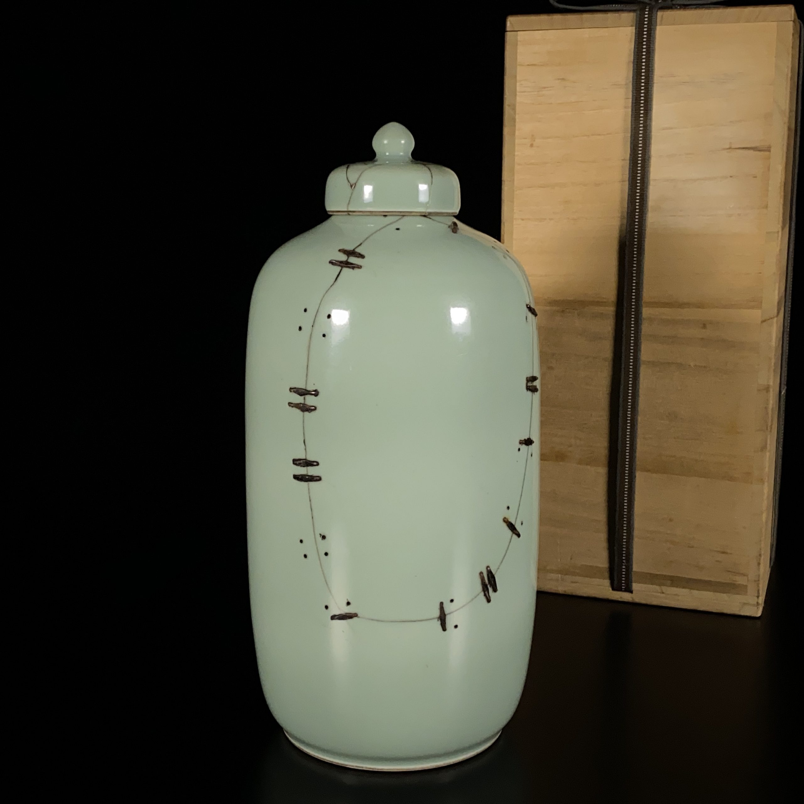 30323	「大清雍正年製」款 粉青釉 蓋瓶