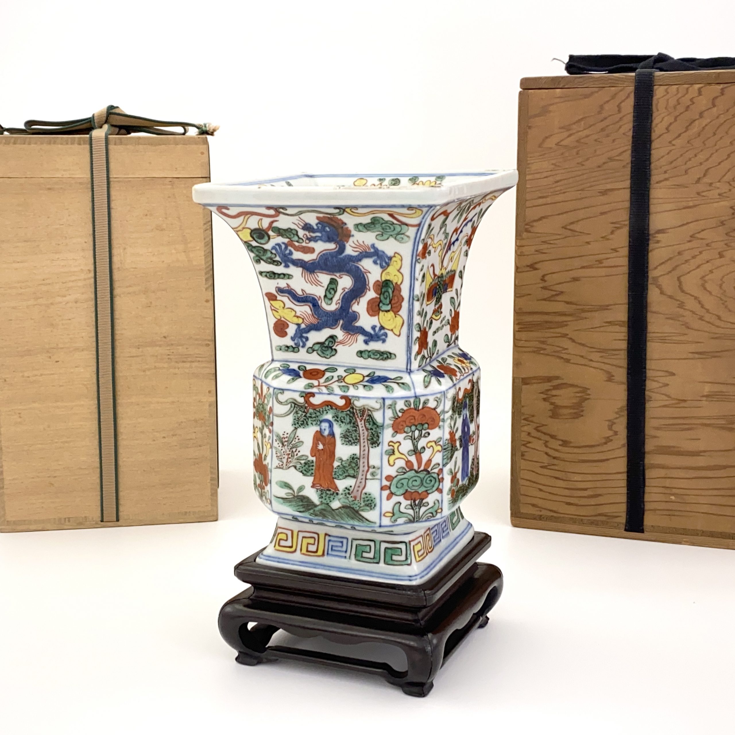 30037	「大明成化年製」款 五彩 人物鳳龍紋 瓶　二重箱