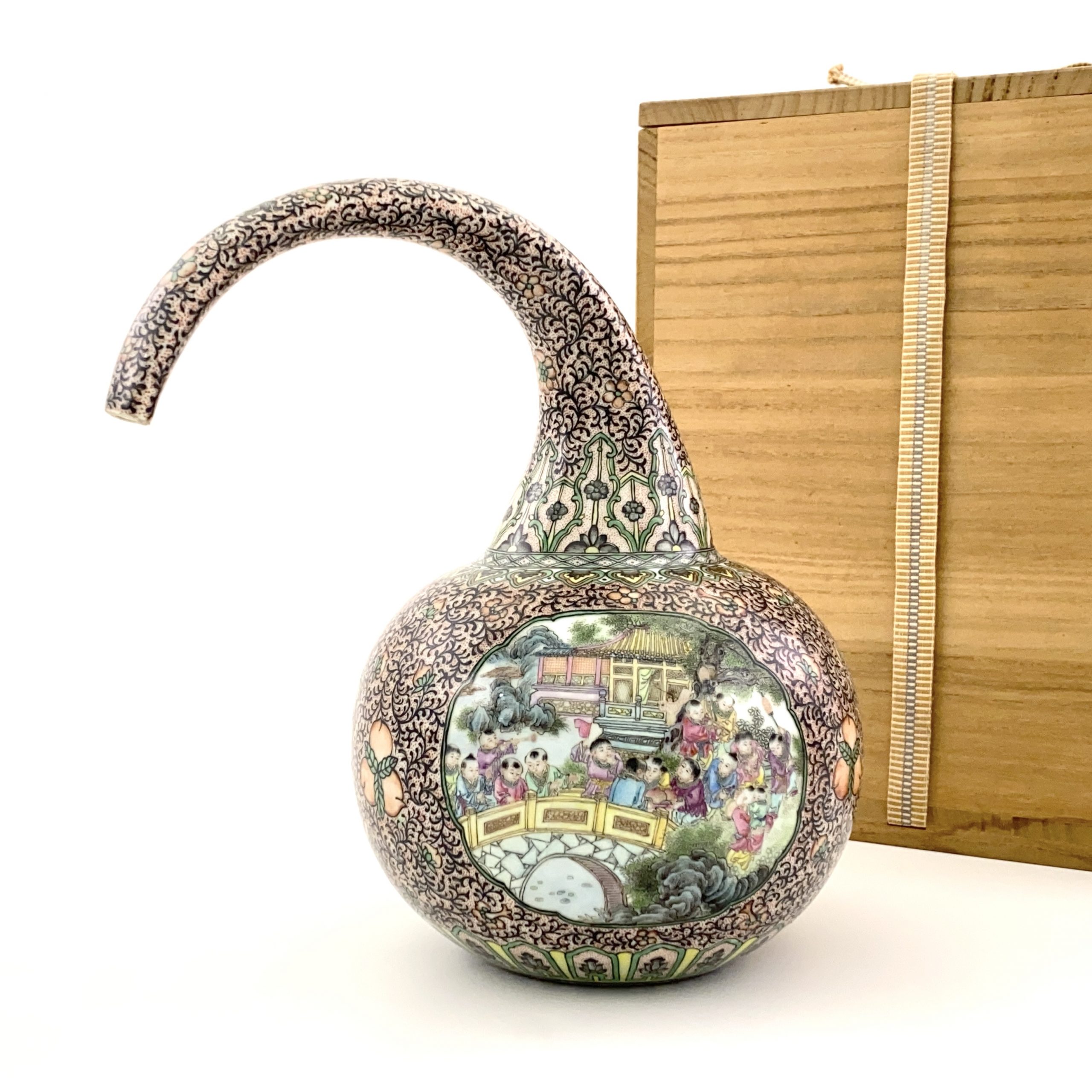 30470	「大清康煕年製」款 粉彩 童子紋 茄子形 壺