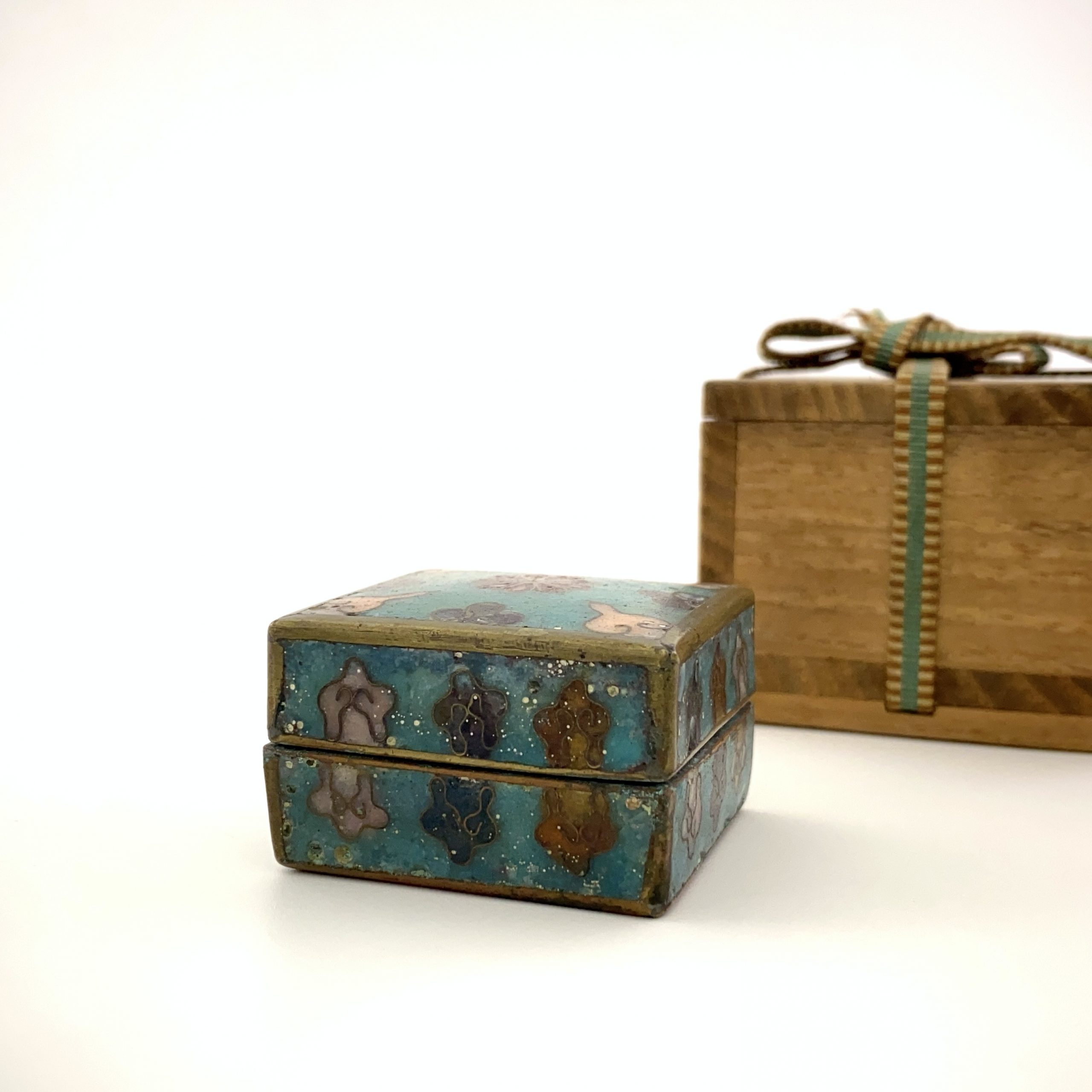30496	清 銅胎掐絲琺瑯 花紋 蓋盒