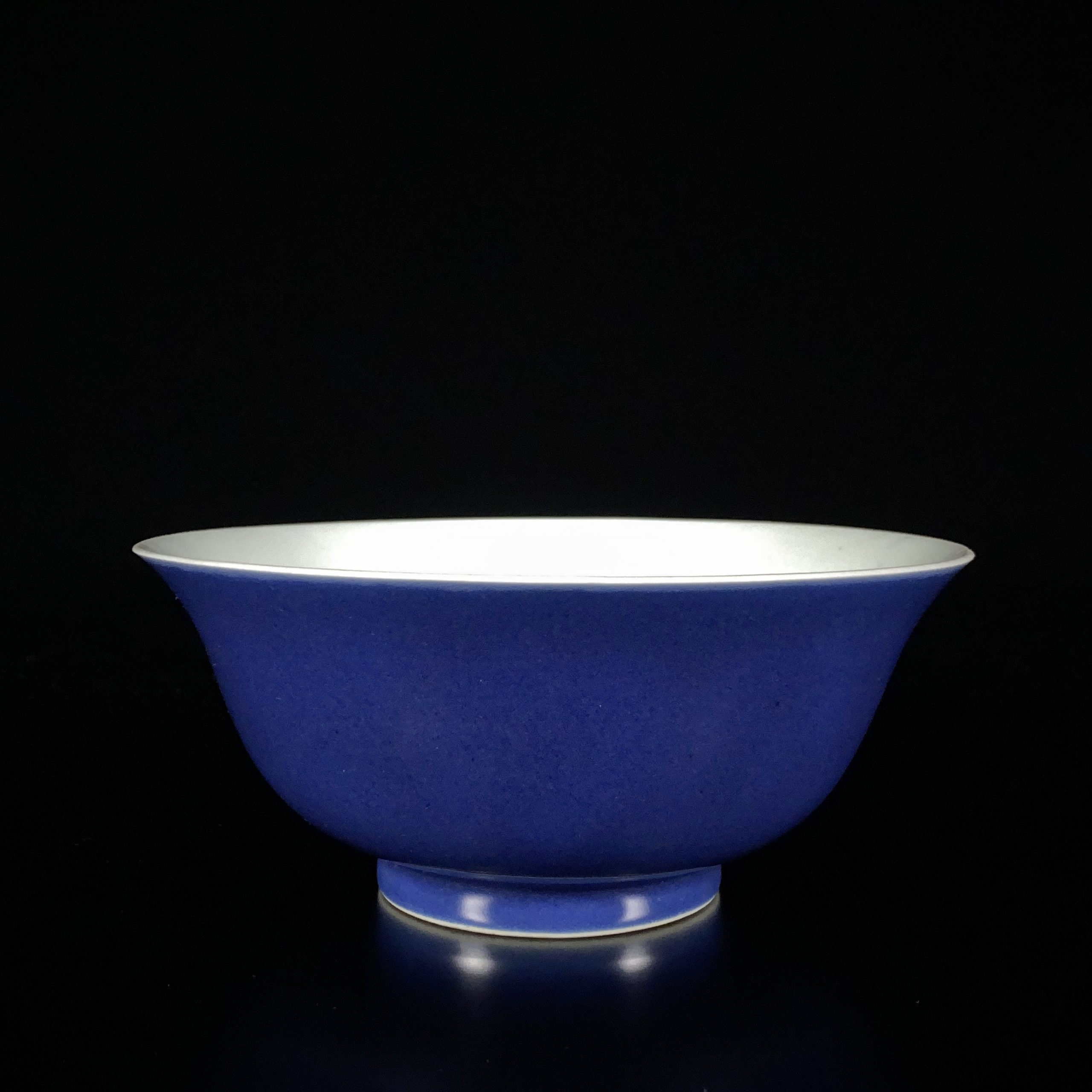 30076	清「大清乾隆年製」款 霽藍釉 碗