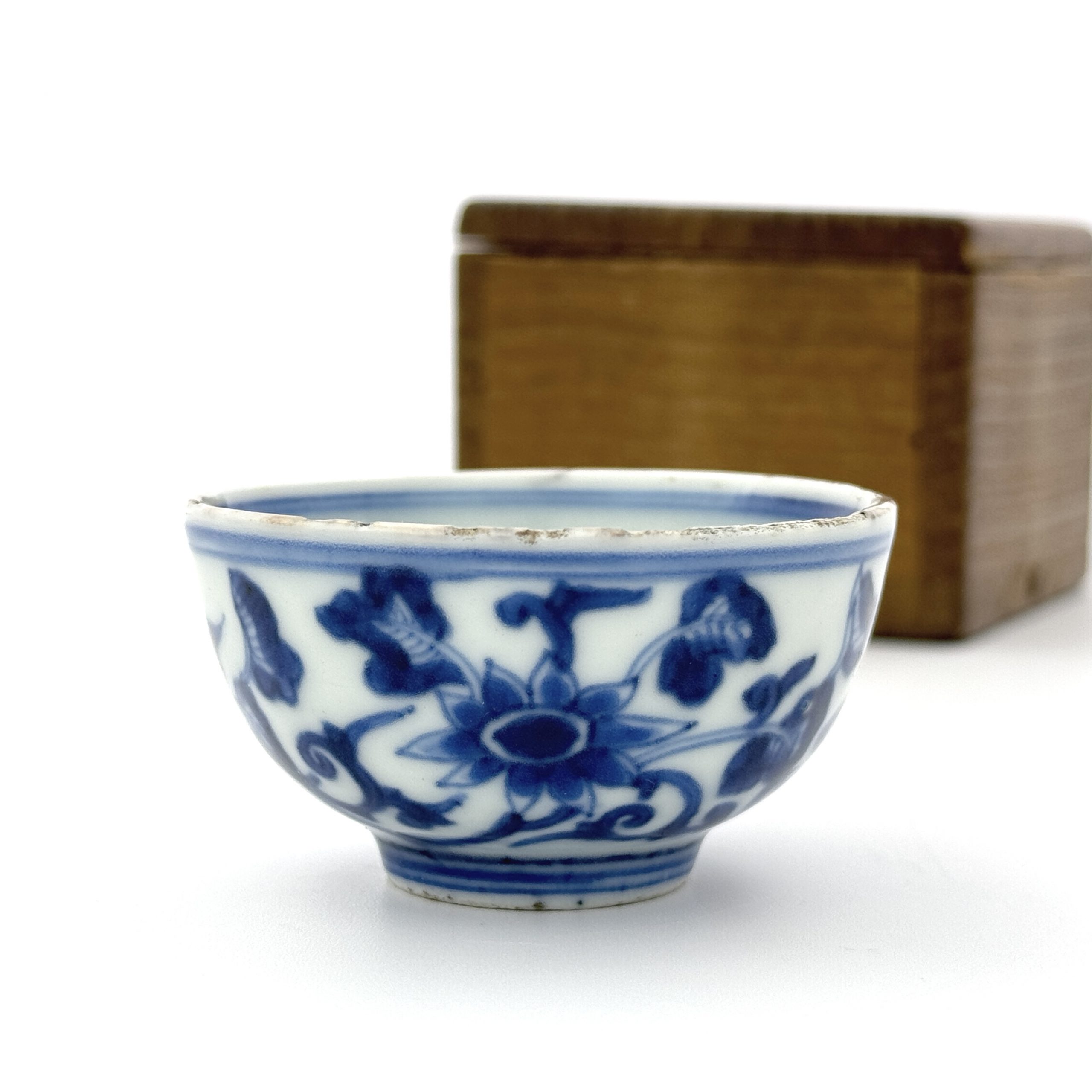 34155	「大明嘉靖年製」款 青花 花図 杯