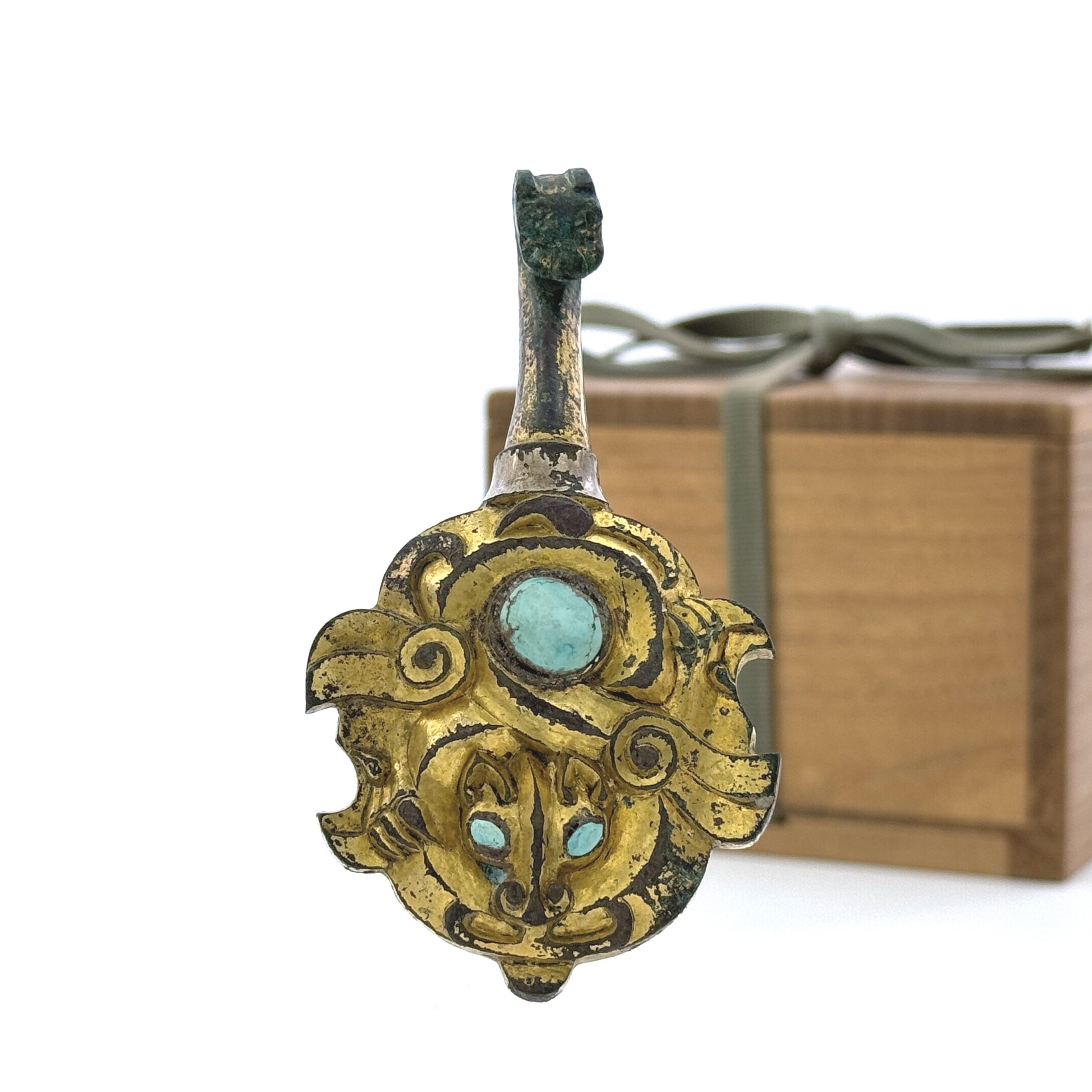 35001	漢 青銅鎏金嵌石 龍紋 帯鉤   Lot1～53秦峰男収蔵品