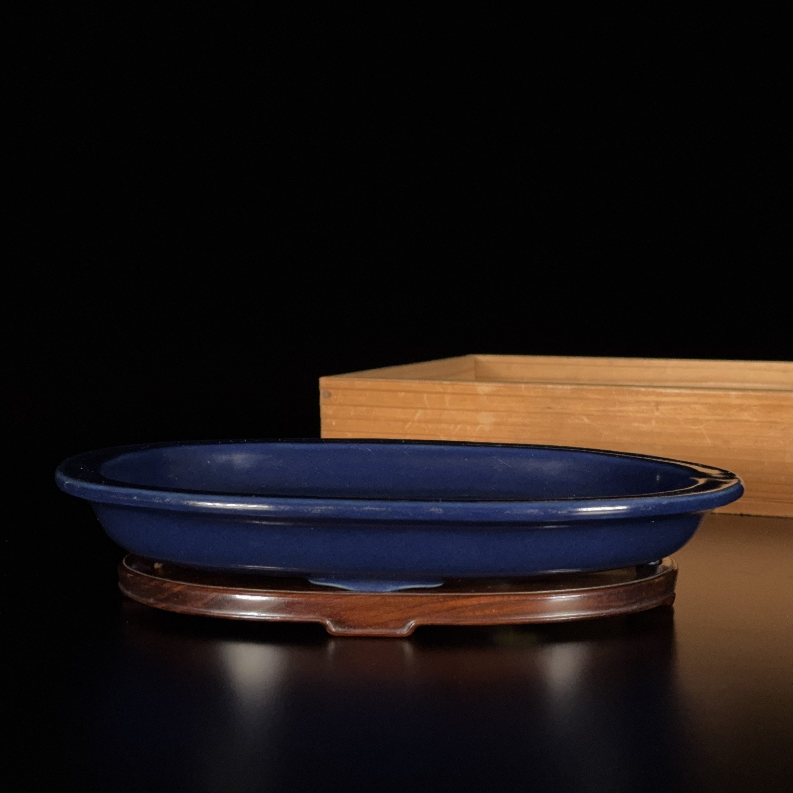 35104	清「大清乾隆年製」款 霽藍釉 水盤