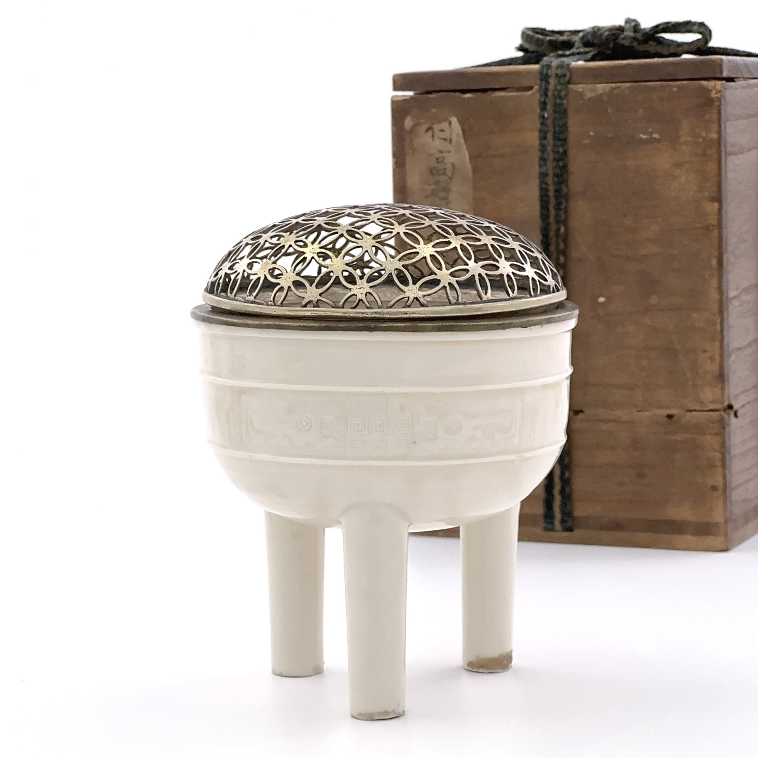 35105	清 徳化窯 龍紋 三足爐