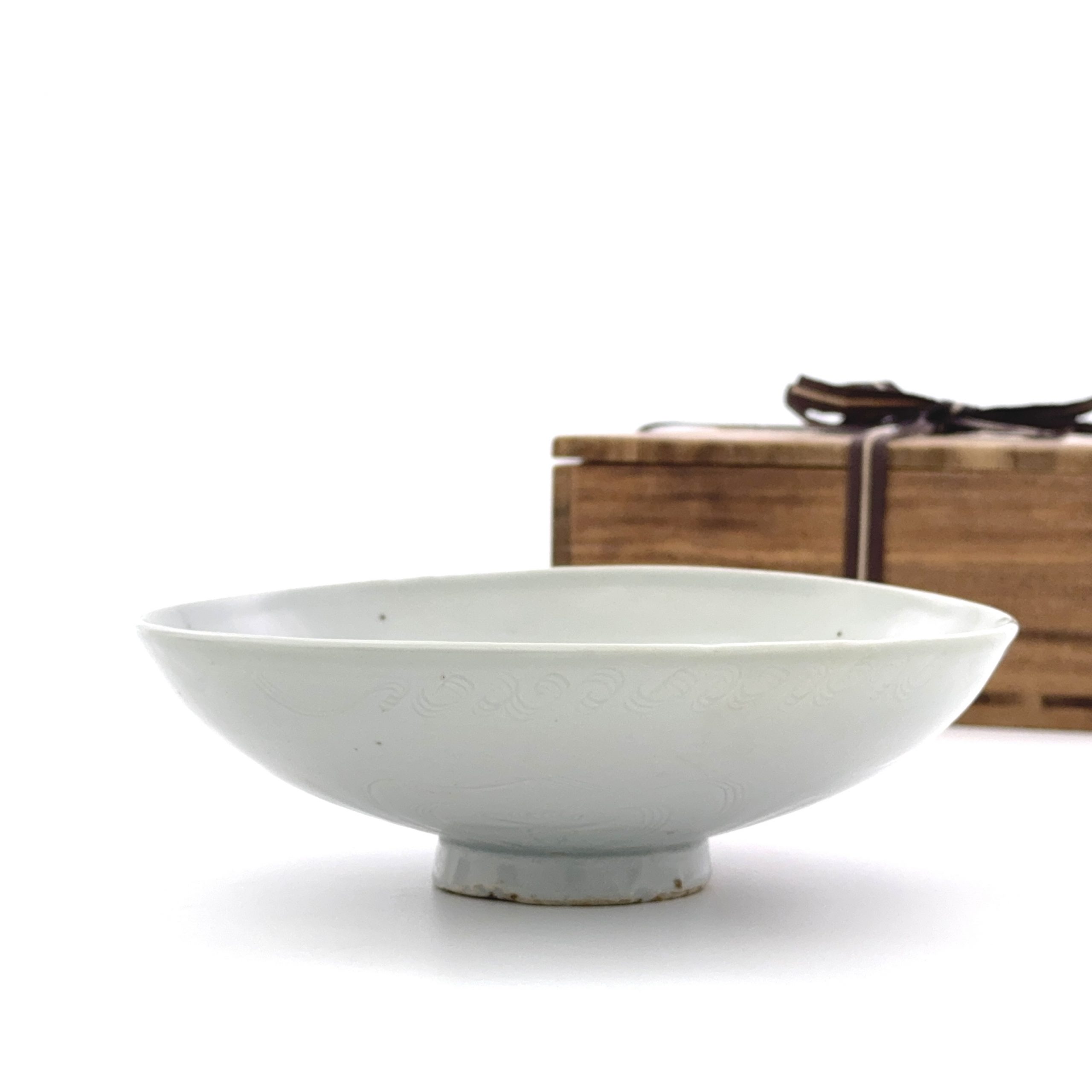 35106	元 白磁刻 雲文字紋 碗