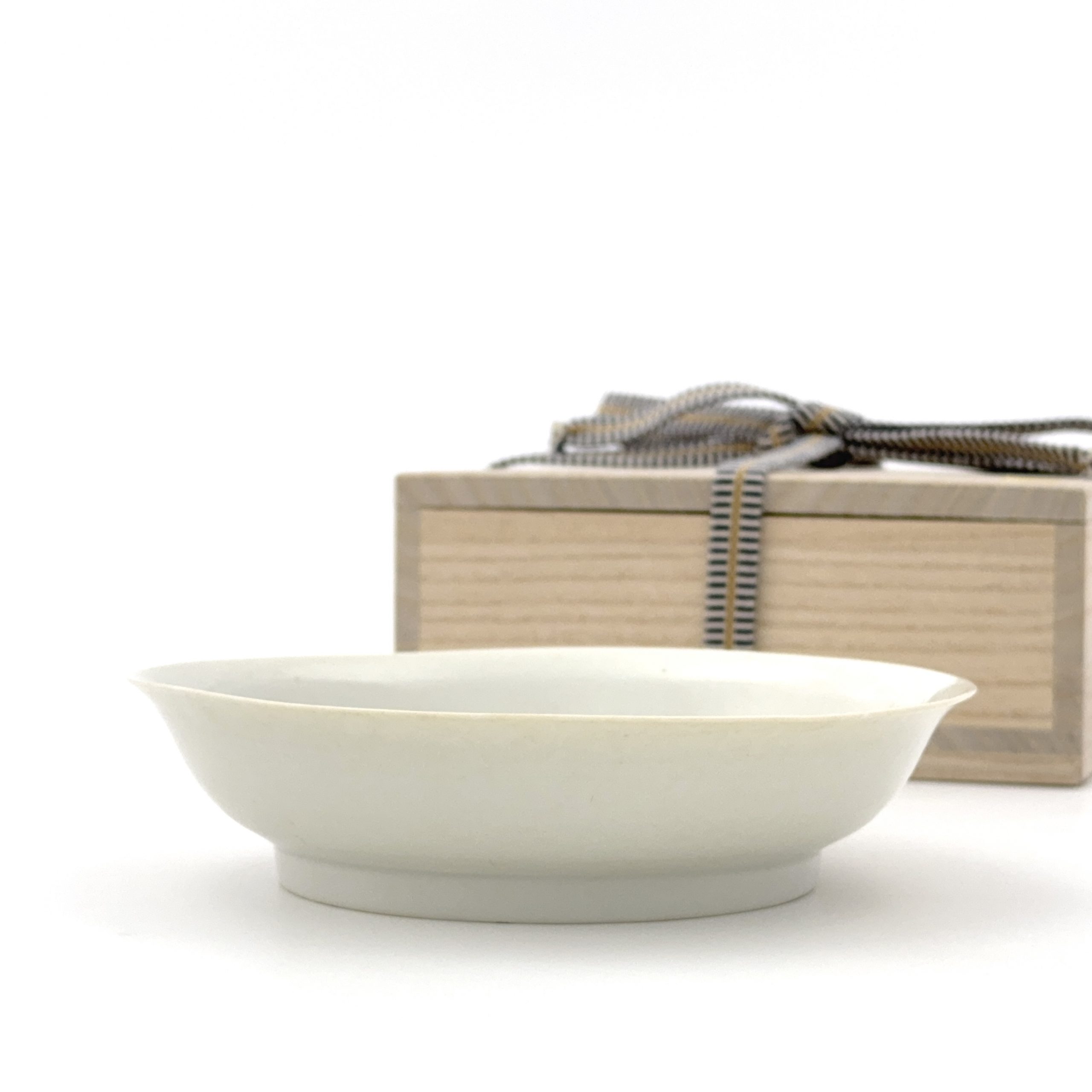 35113	明 甜白釉暗刻 雲龍紋 盤