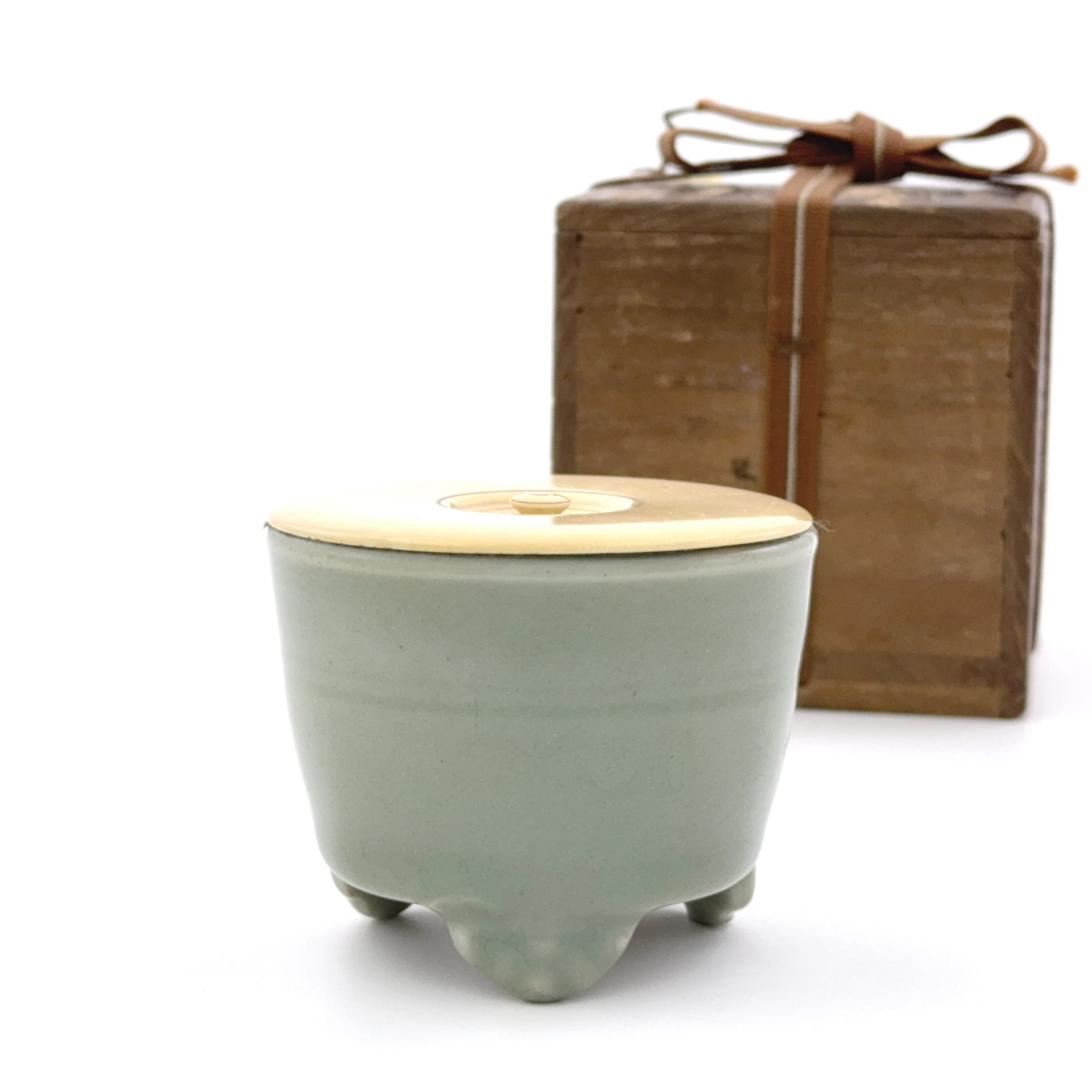 35118	明 龍泉窯 弦紋 三足爐