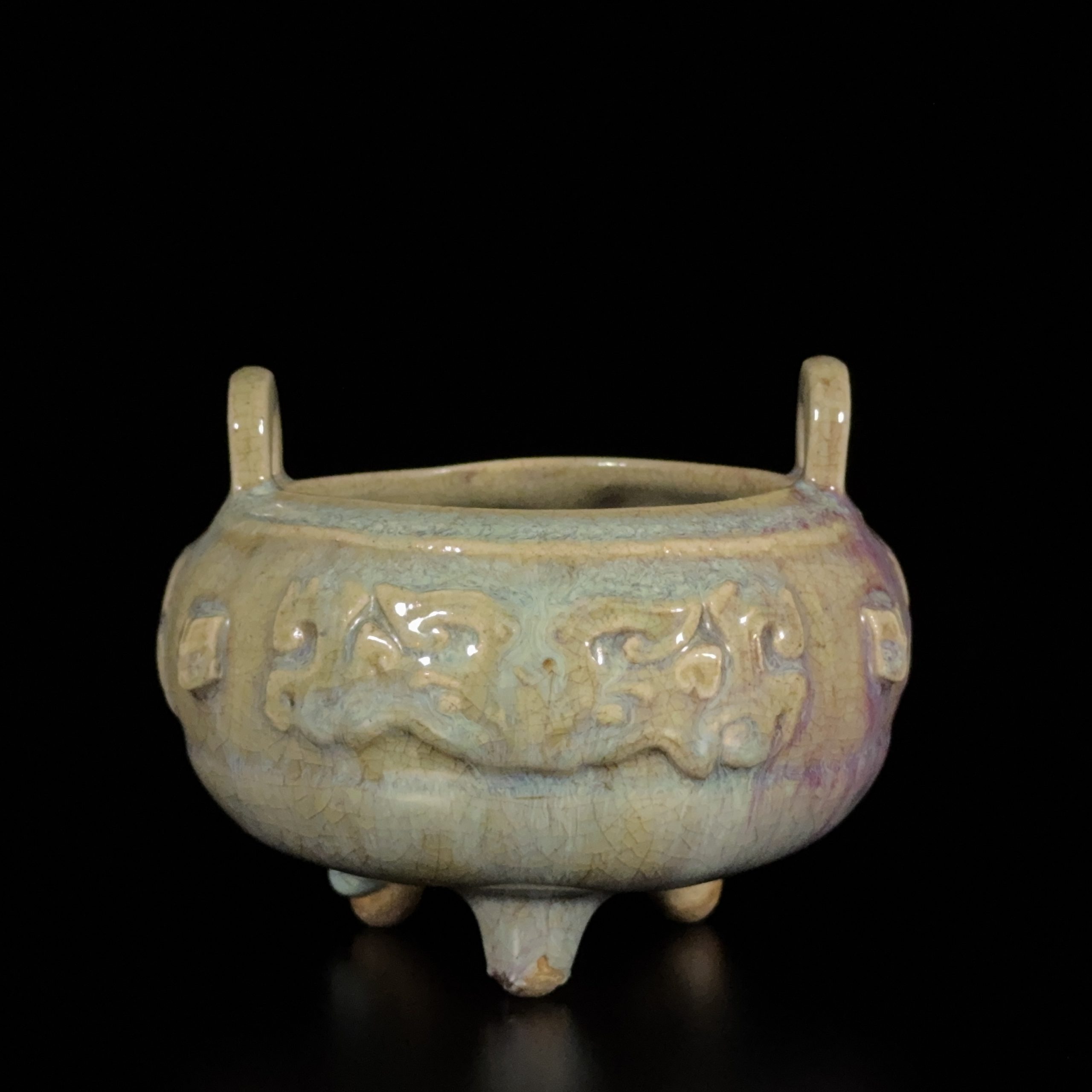 35119	清 窯変釉 饕餮紋 三足雙耳爐