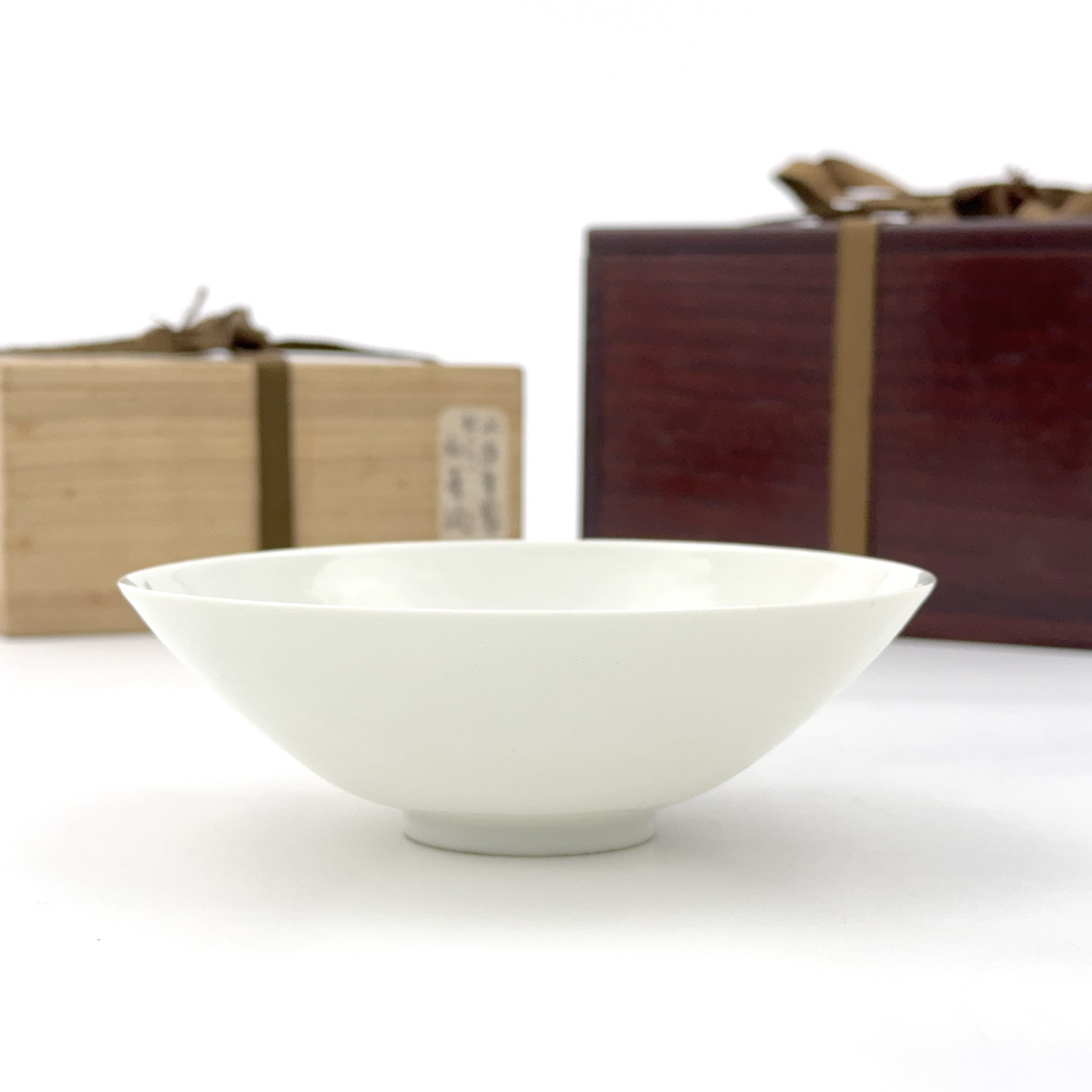 35128	清「永楽年製」款 白釉暗刻 雲龍紋 碗