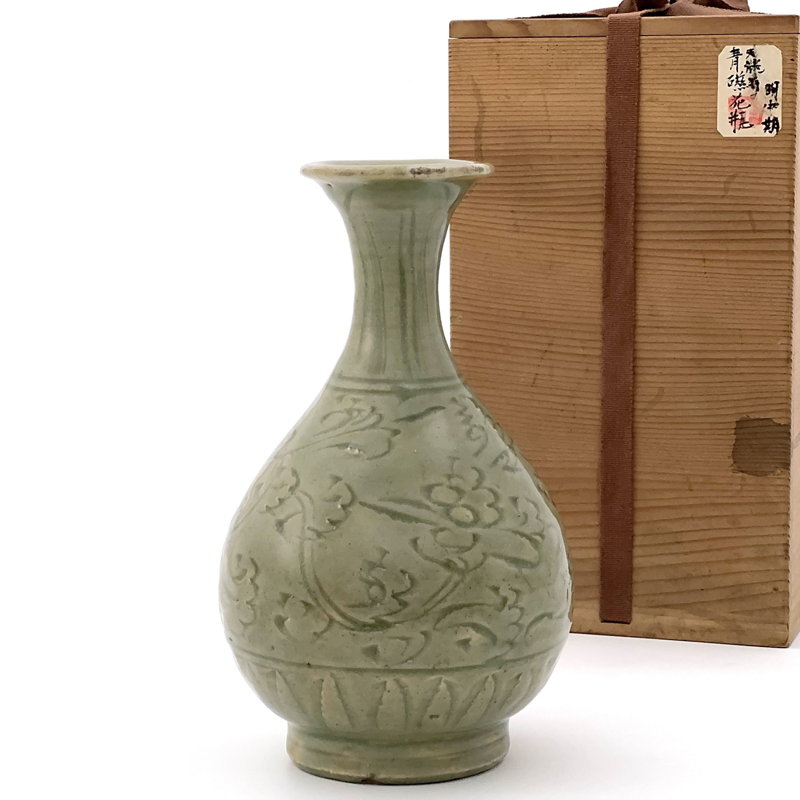 35129	明初 龍泉窯 刻花紋 玉壺春瓶